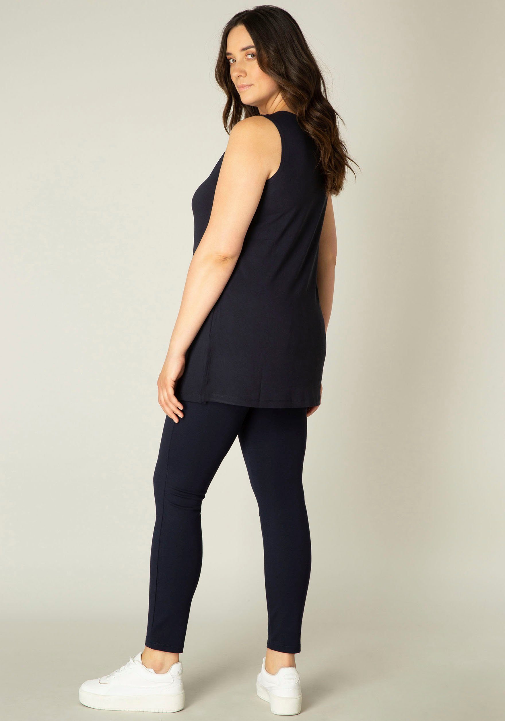 Base Level Curvy Top Over de heupen vallend model met splitjes bij de zoom