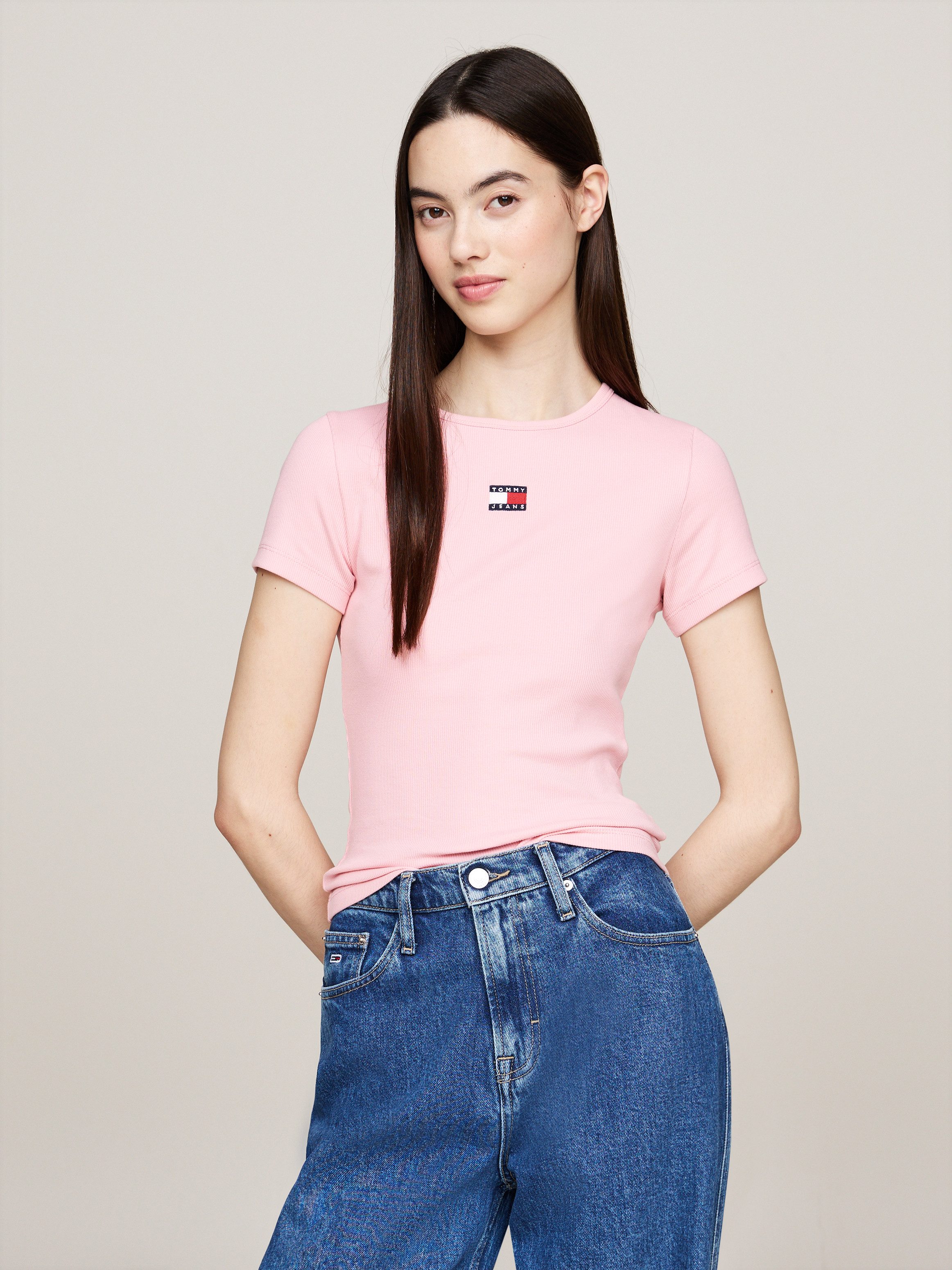 TOMMY JEANS Shirt met ronde hals TJW SLIM BADGE RIB TEE in ribstructuur, met logostik