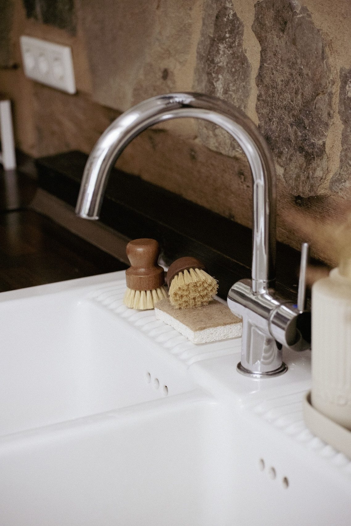 WENKO Dispenser voor afwasmiddel Afwas-set van bamboe met doseerder, utensilienhouder, spons en 2 afwasborstels (set, 5-delig)