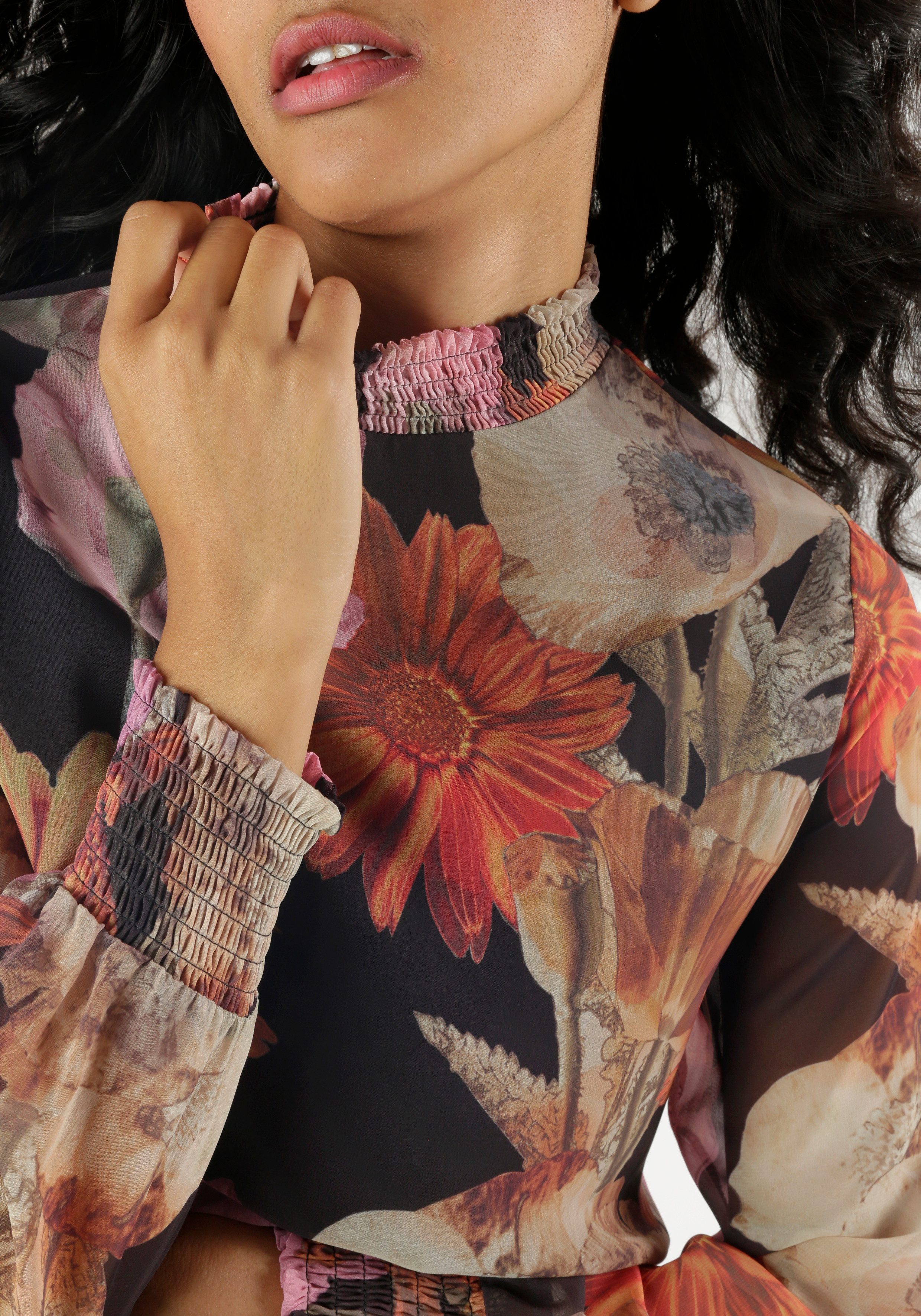 Aniston SELECTED Chiffon blouse met een romantische bloemenprint
