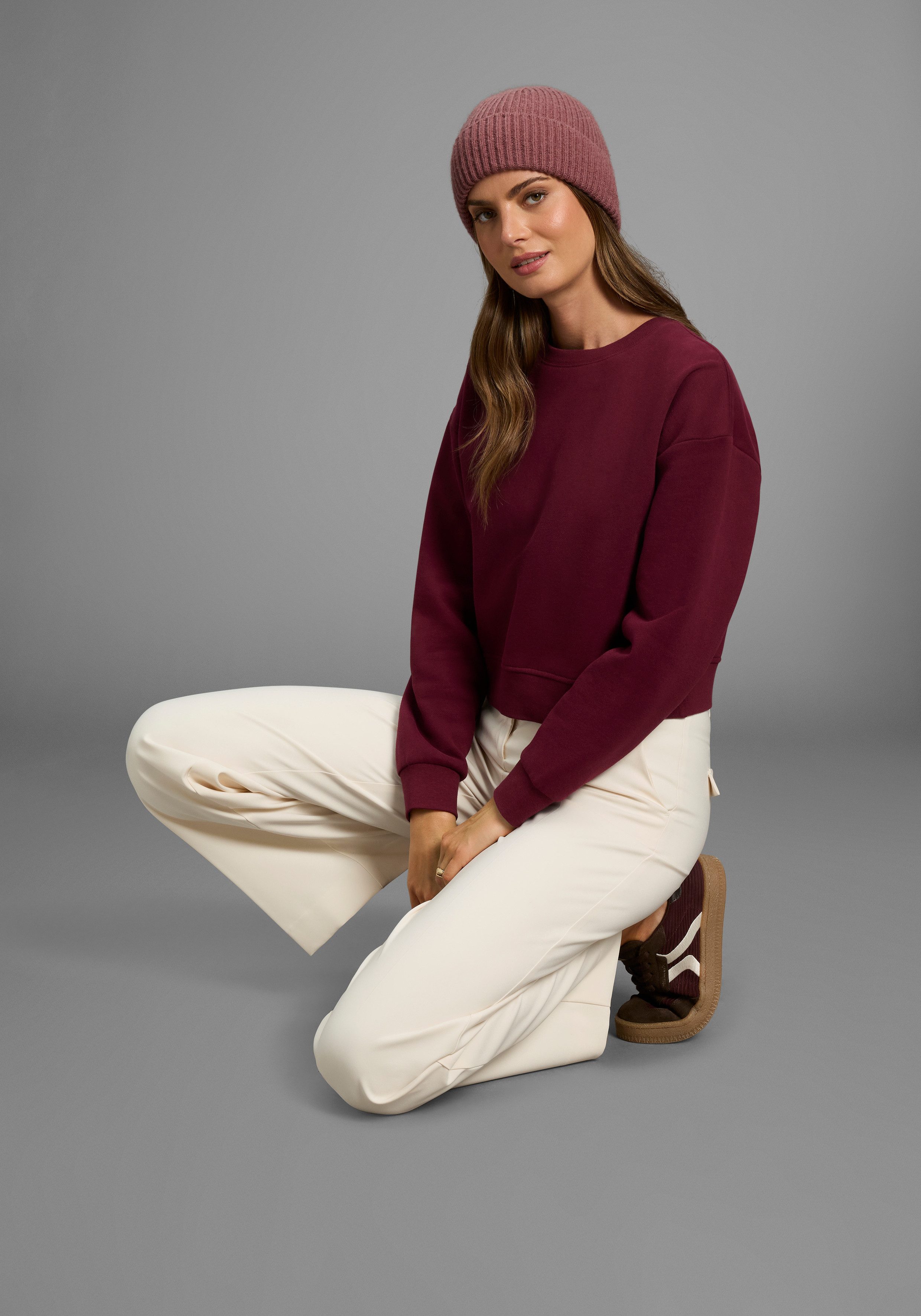 Laura Scott Sweatshirt Cropped model