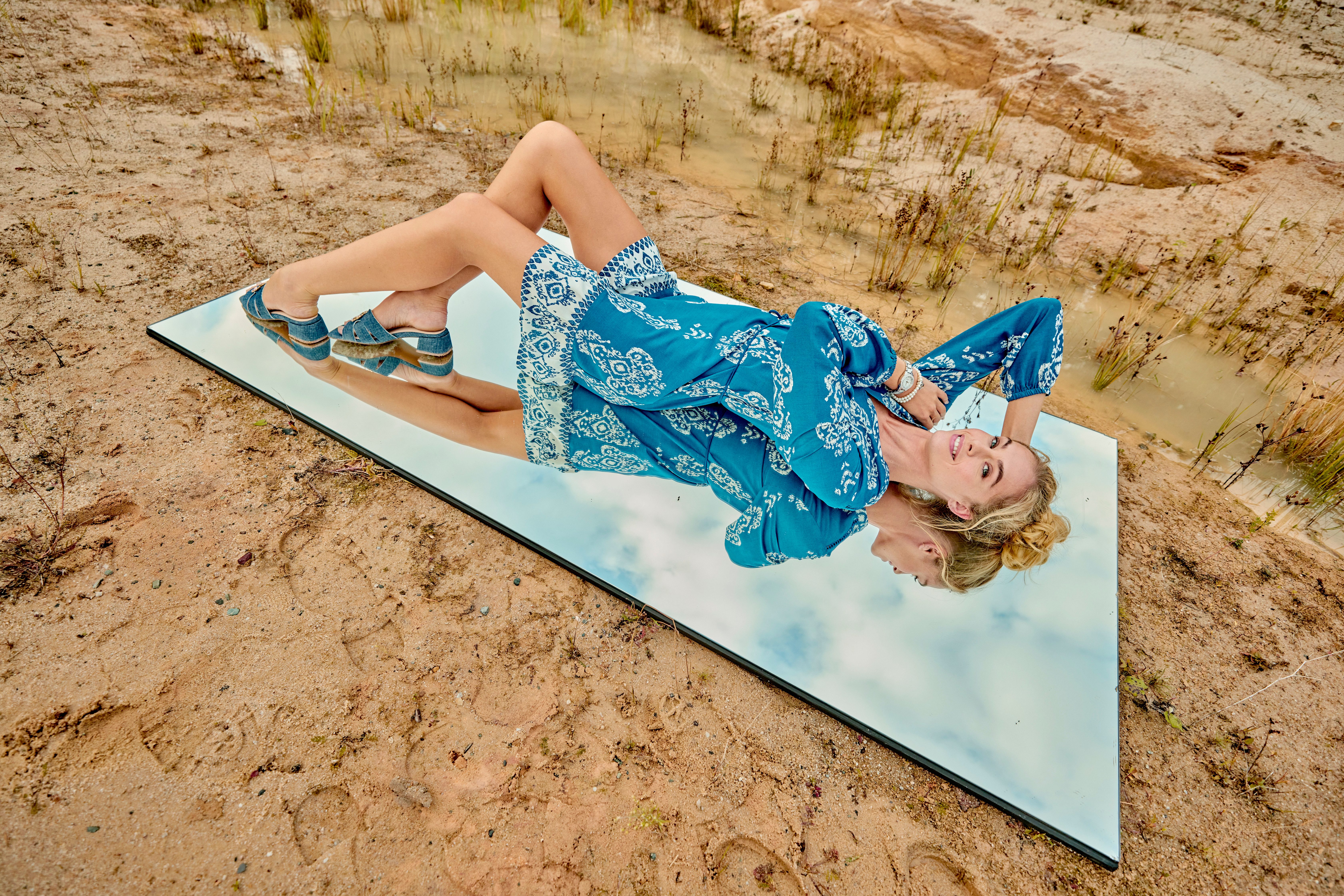 Aniston CASUAL Tuniekjurk met ornamentprint en omgekeerd volant nieuwe collectie (Met afneembare koordbindband)