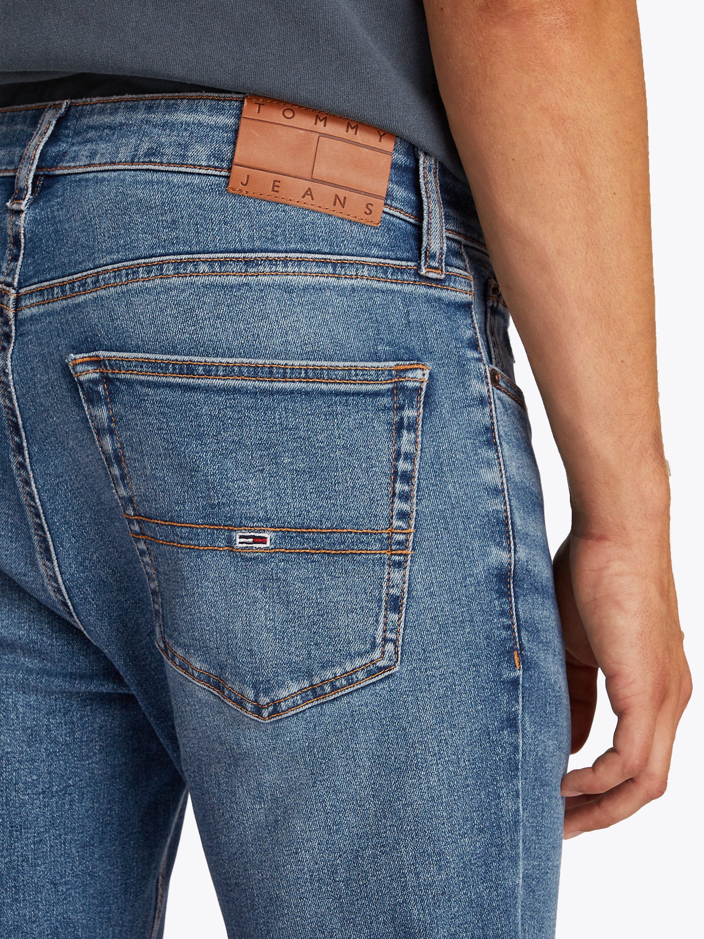 TOMMY JEANS Slim fit jeans AUSTIN SLIM TAPERED naar de enkel toe smaller wordende jeans met gemiddelde taillehoogte