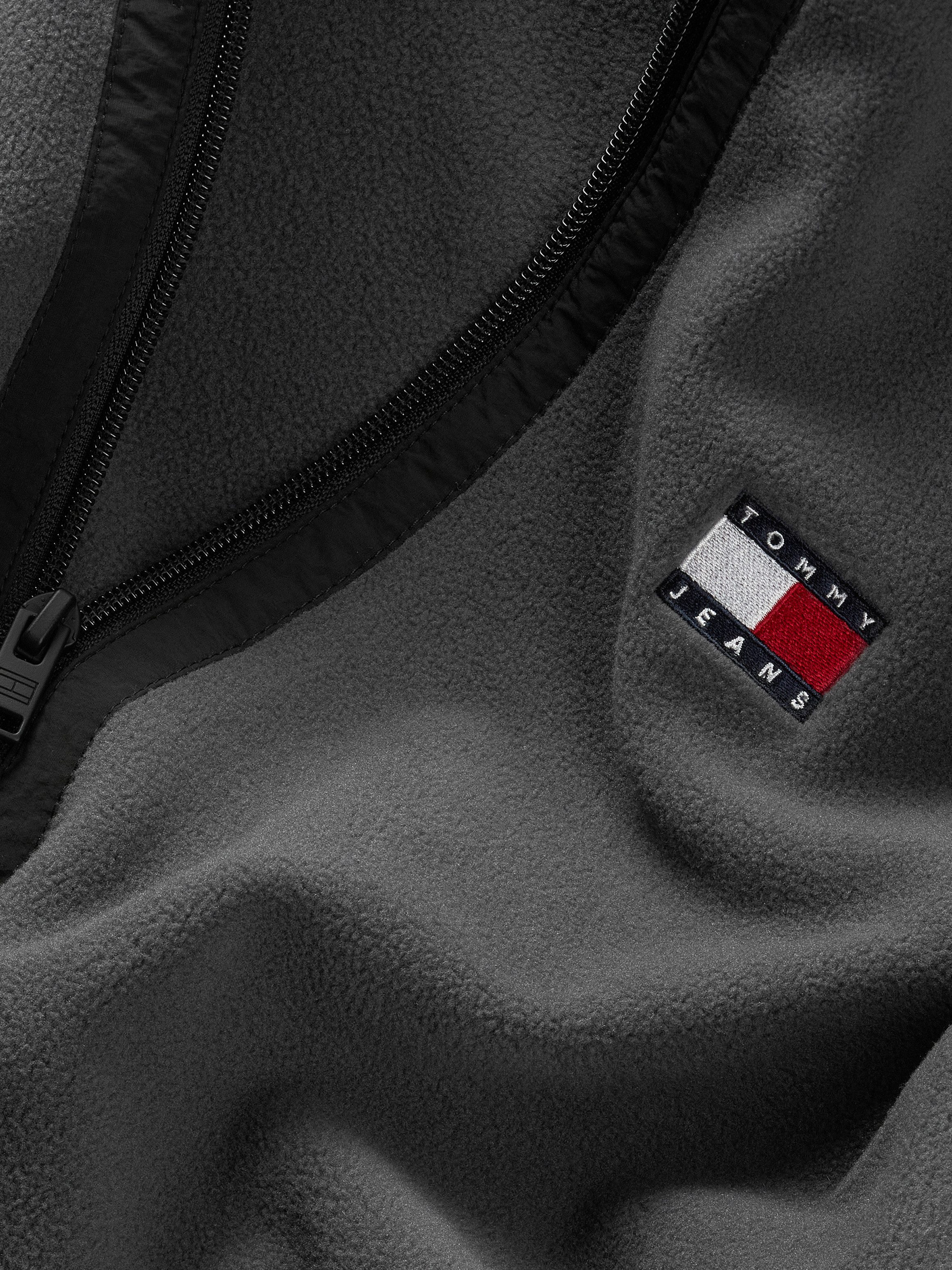 Tommy Jeans Plus Mouwloos fleecevest TJM POLAR FLEECE VEST EXT Grote maten, met contrasterende details