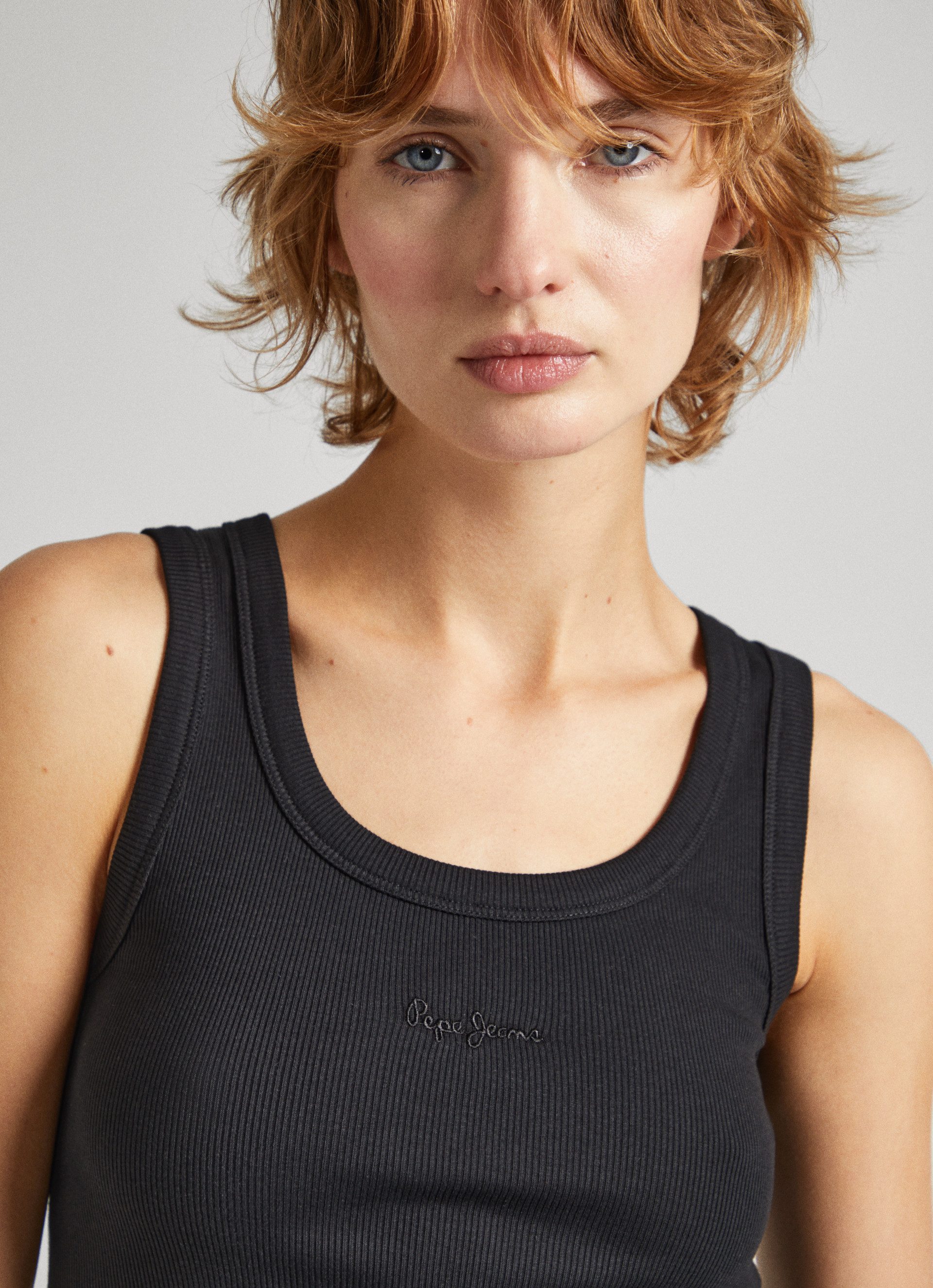 Pepe Jeans Tanktop LANE met kleine ton-sur-ton logo-borduursel