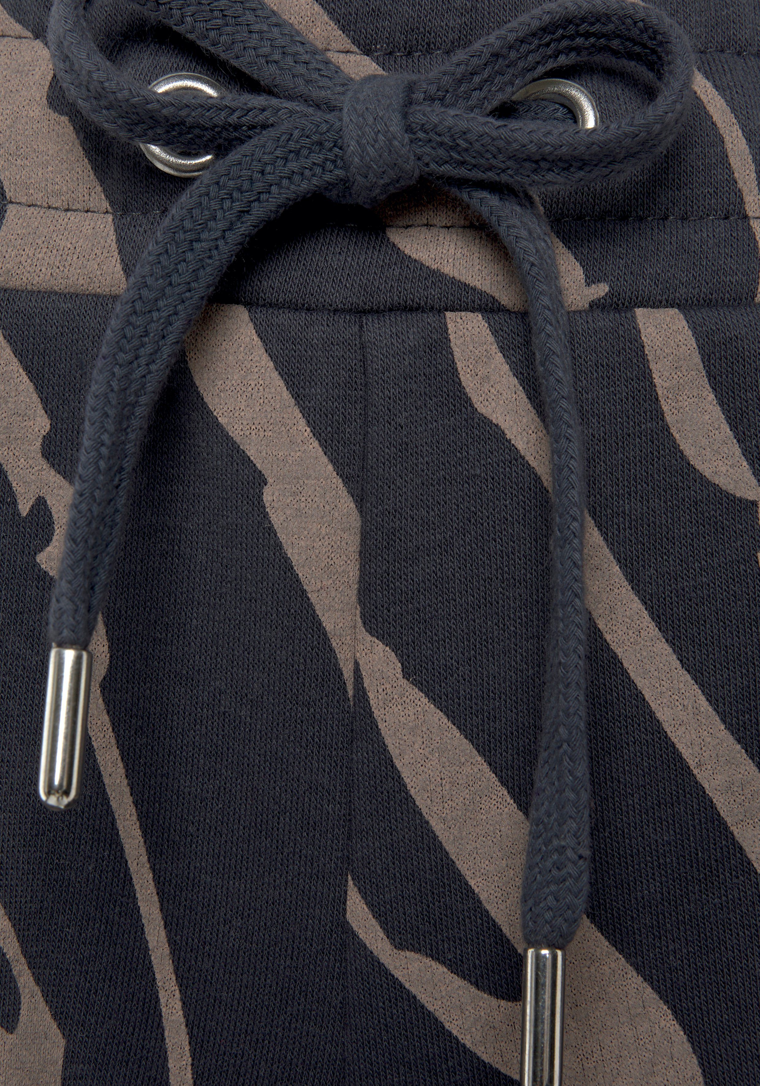 Lascana Relaxshorts - Korte broek met zebraprint, met zijzakken en logostiksel, loungewear