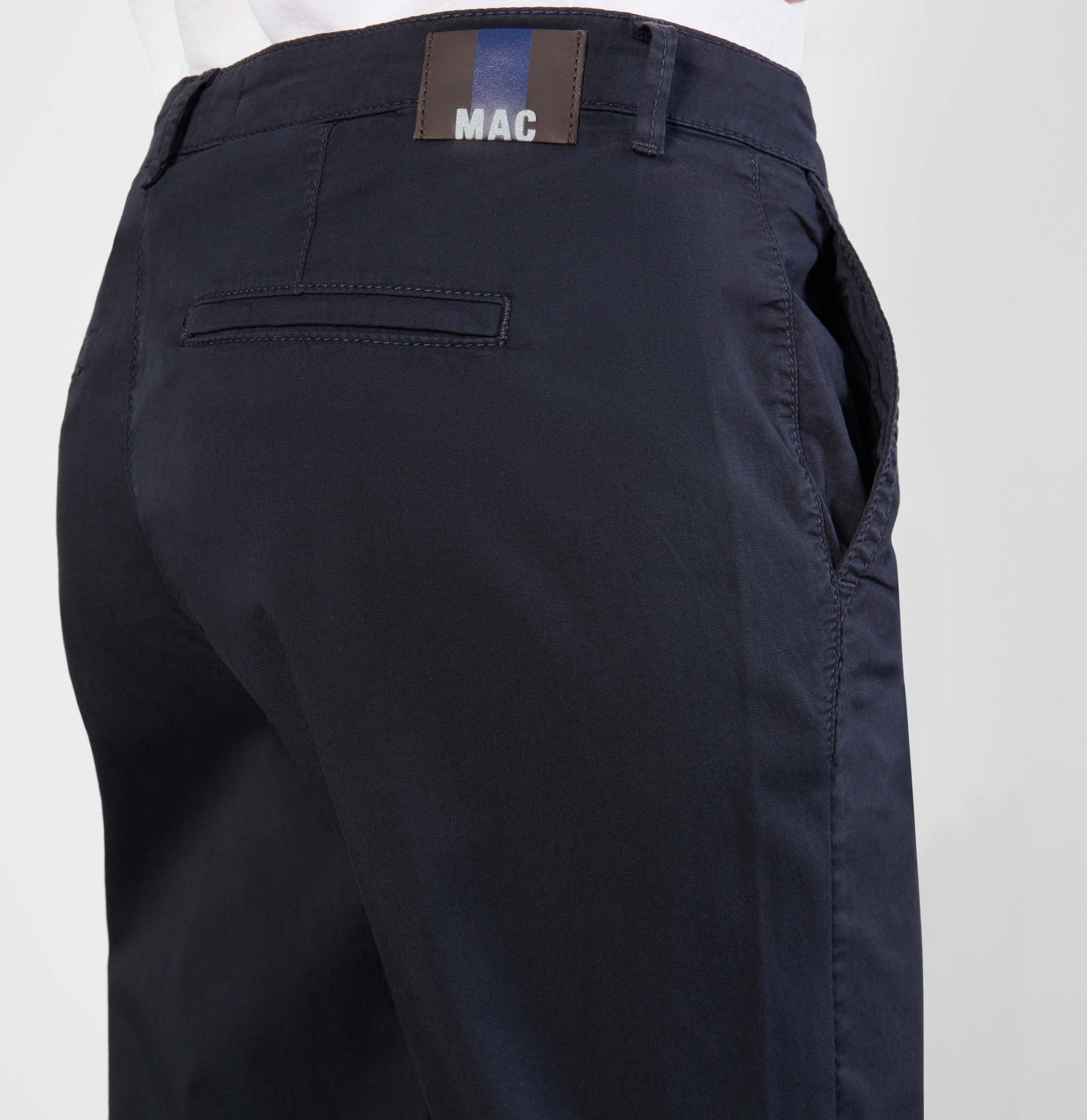 MAC Chino turn up met subtiele glans, elegant en sportief tegelijk