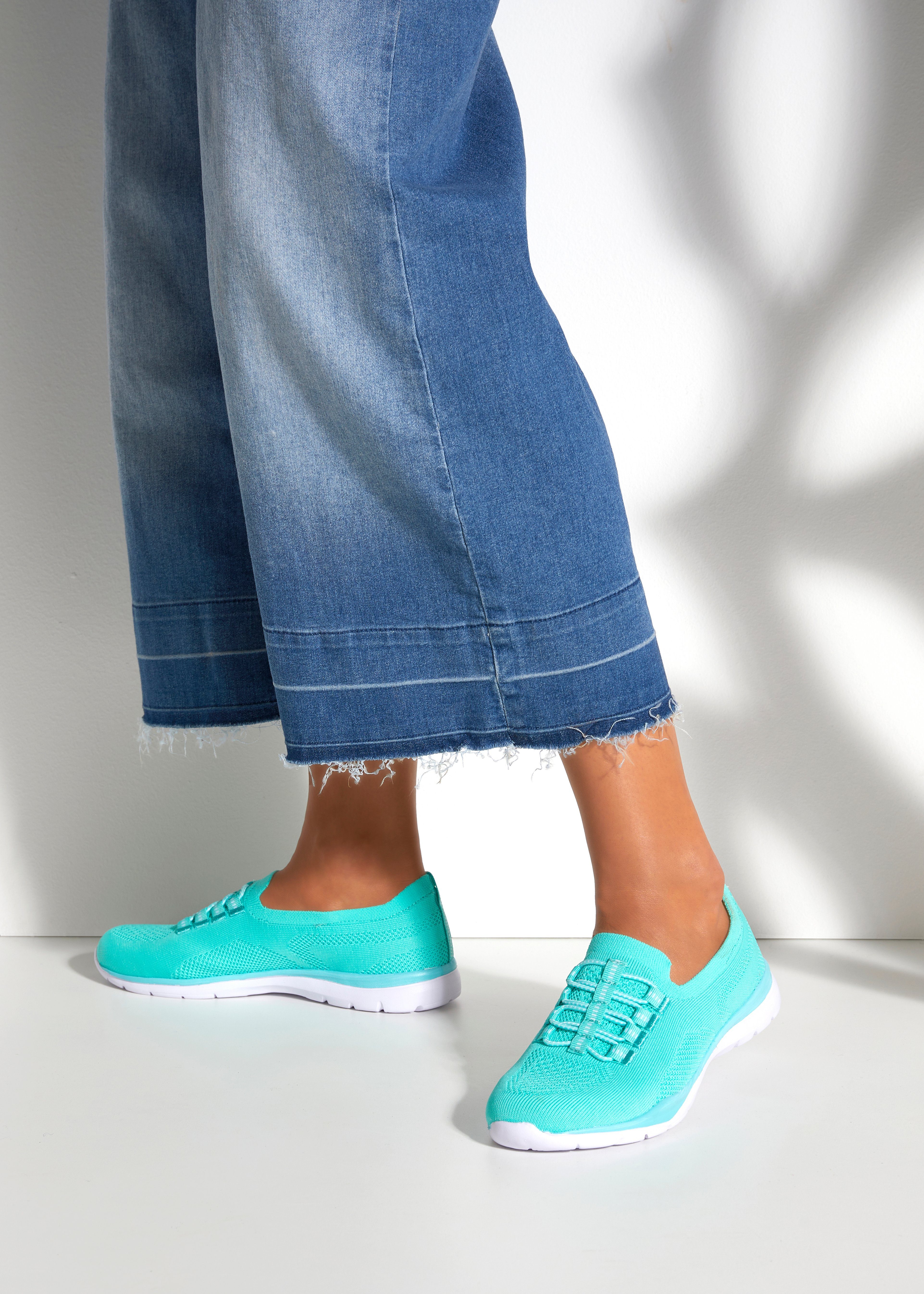 Lascana Sneakers Slipper, halfschoen, licht mesh materiaal om in te stappen met elastische veters vegan