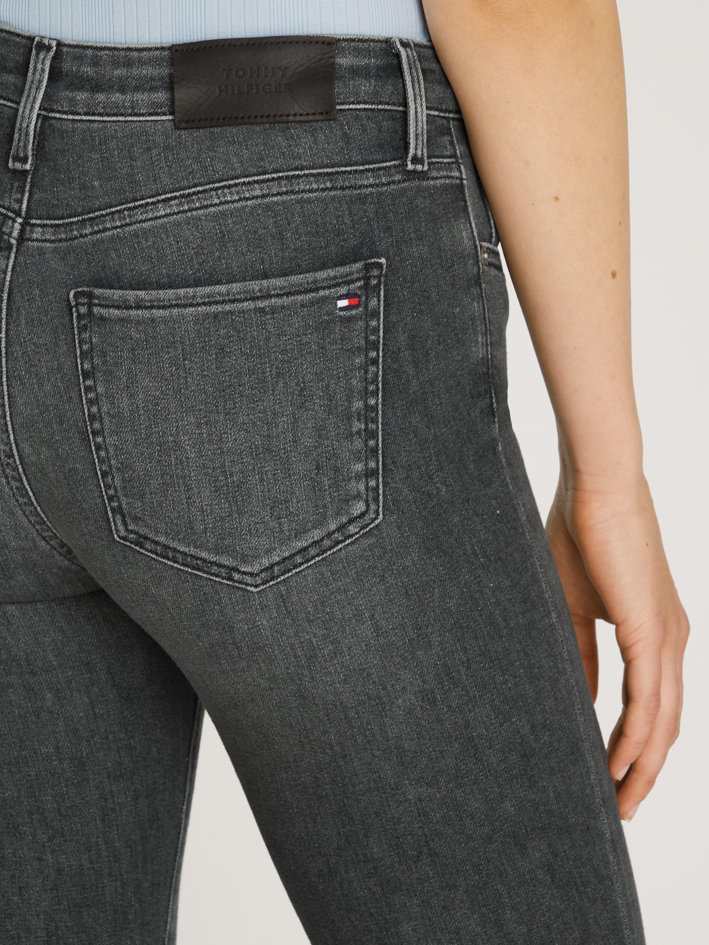 Tommy Hilfiger Skinny fit jeans COMO Skinny Regular Waist met logo-badge in enkel-lengte