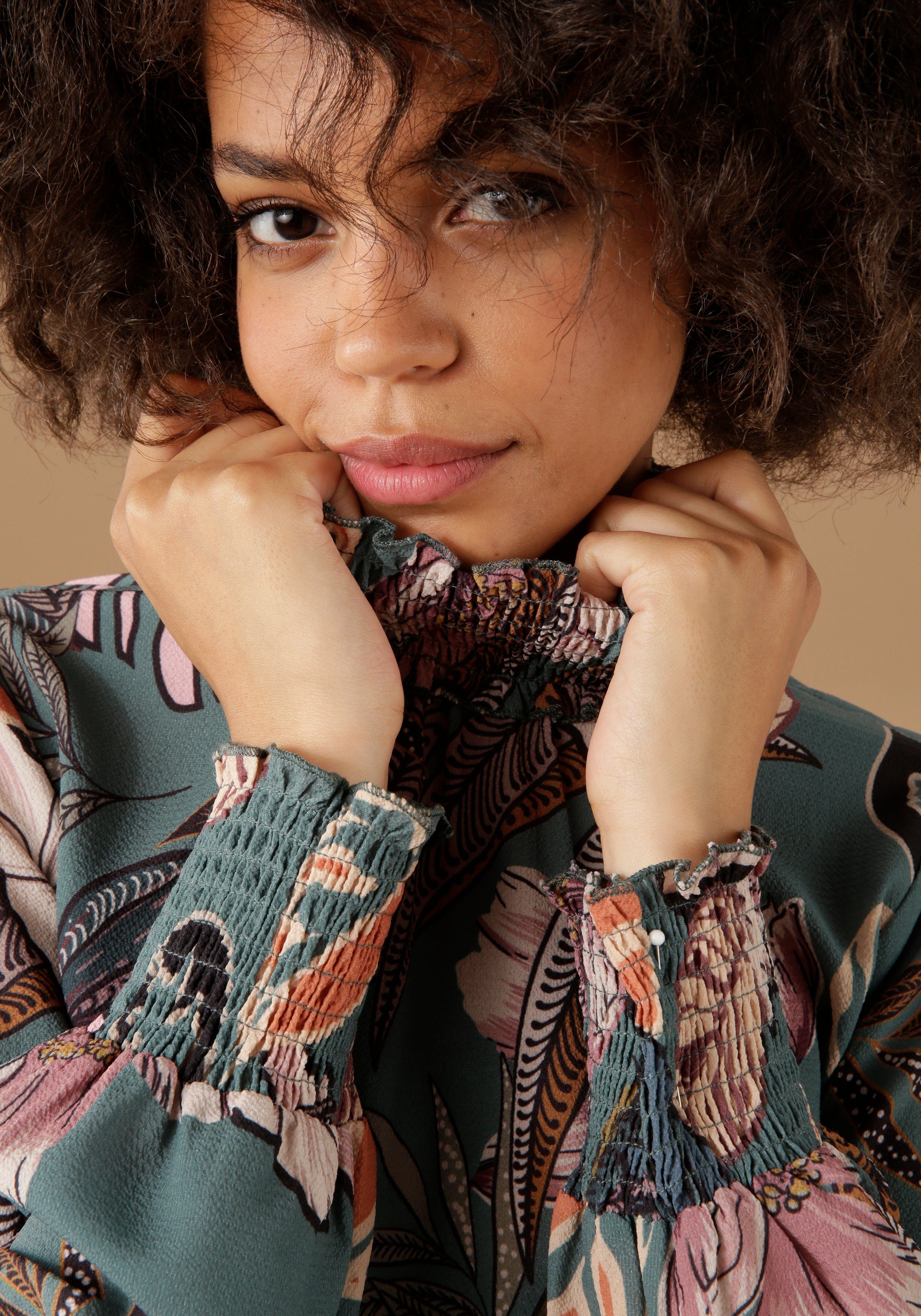 Aniston CASUAL Blouse zonder sluiting met grootvlakige bloemenprint - elk stuk is uniek