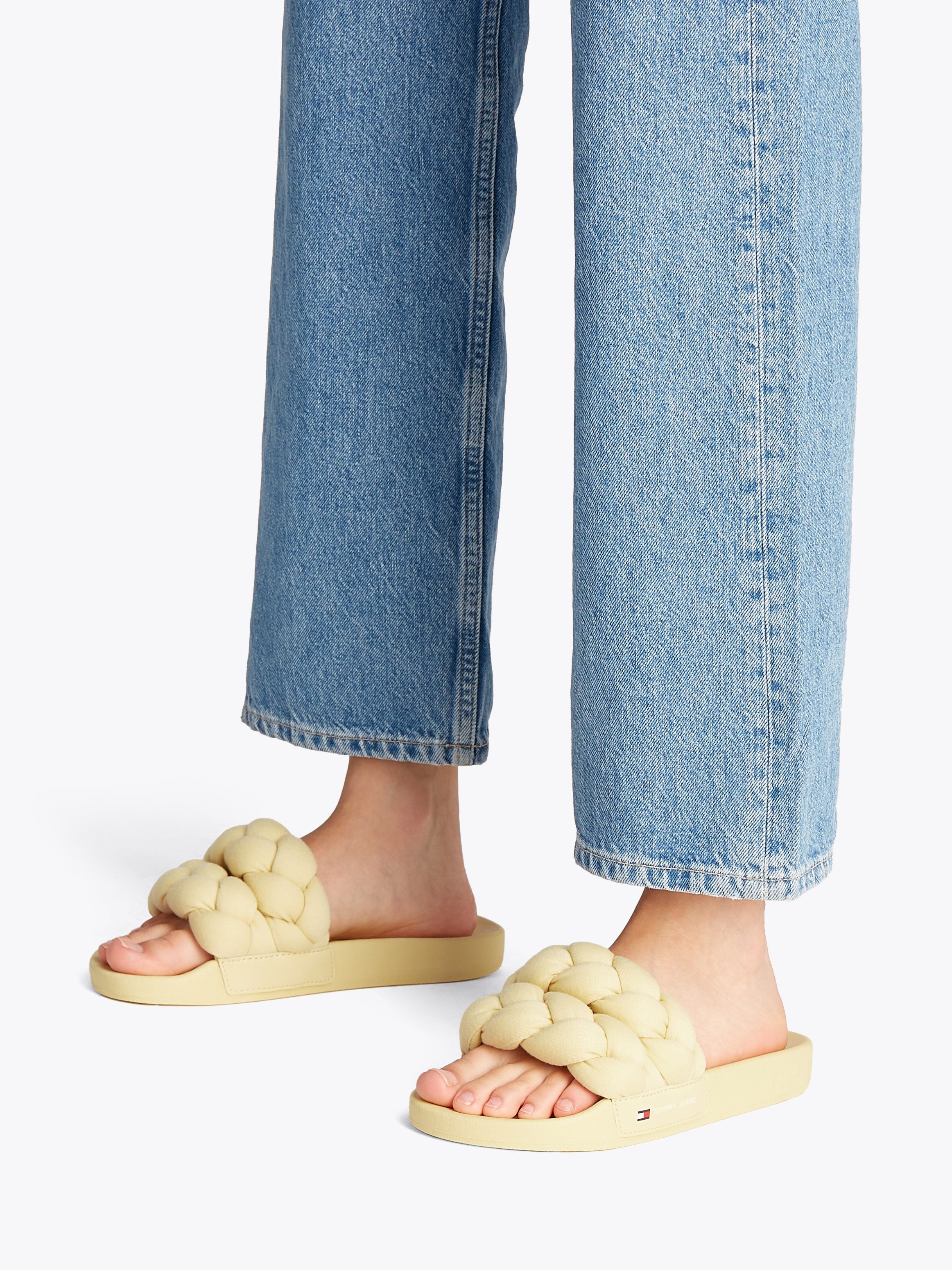 TOMMY JEANS Slippers TJW BRAIDED SLIDE , zomerschoen, flats, instapschoen, gevlochten, gewatteerde bandage