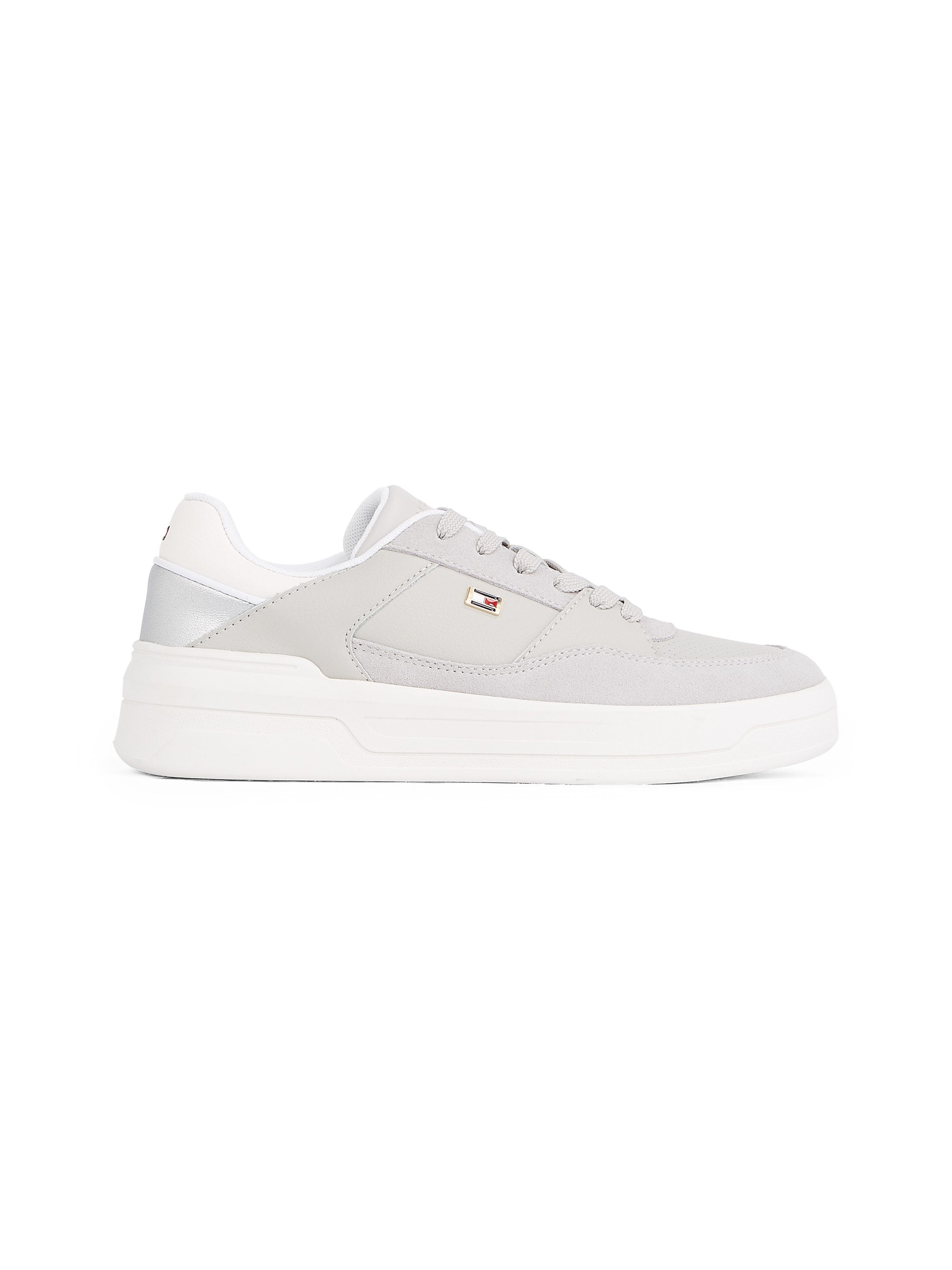 Tommy Hilfiger Plateausneakers ESSENT BASKET SNEAKER METALLIC vrijetijdsschoen lage schoen veterschoen met zijlogo-vlag