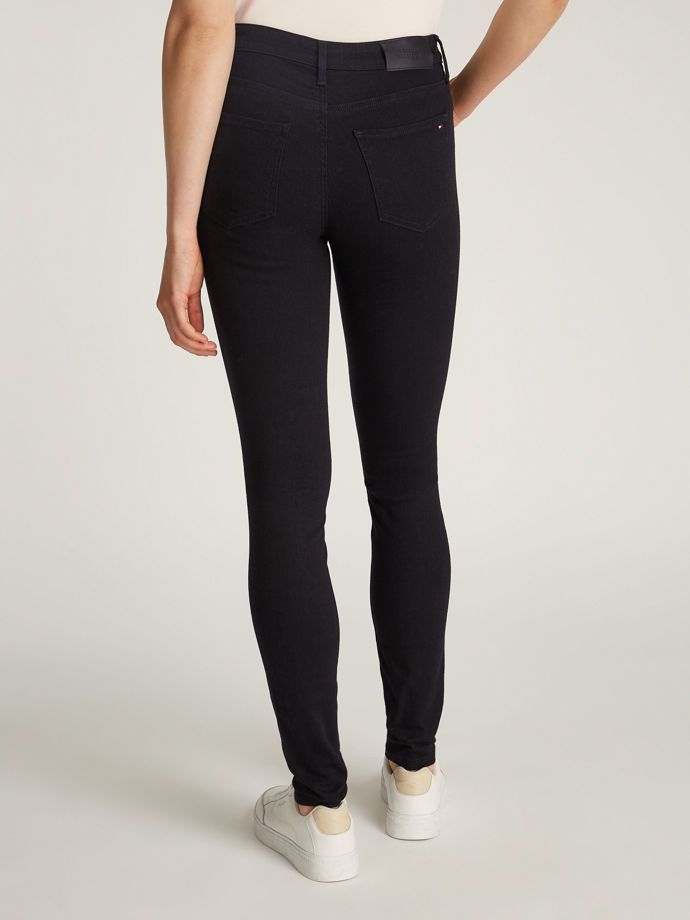Tommy Hilfiger Skinny fit jeans COMO Skinny Regular Waist met logo-badge, in enkel-lengte
