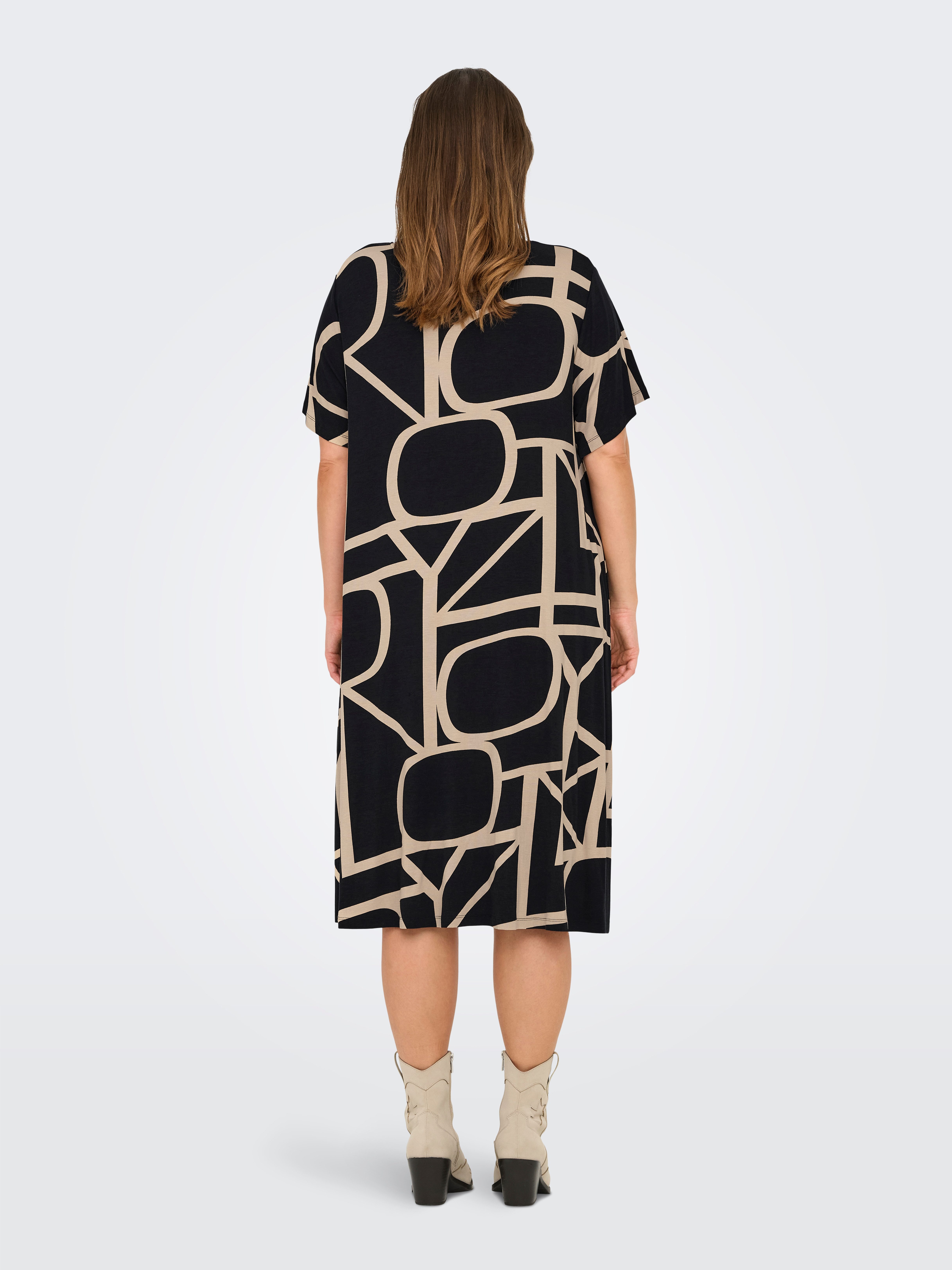 ONLY CARMAKOMA Shirtjurk CARFYRLA LIFE S/S V-NCK BLK AOP DRE NOOS