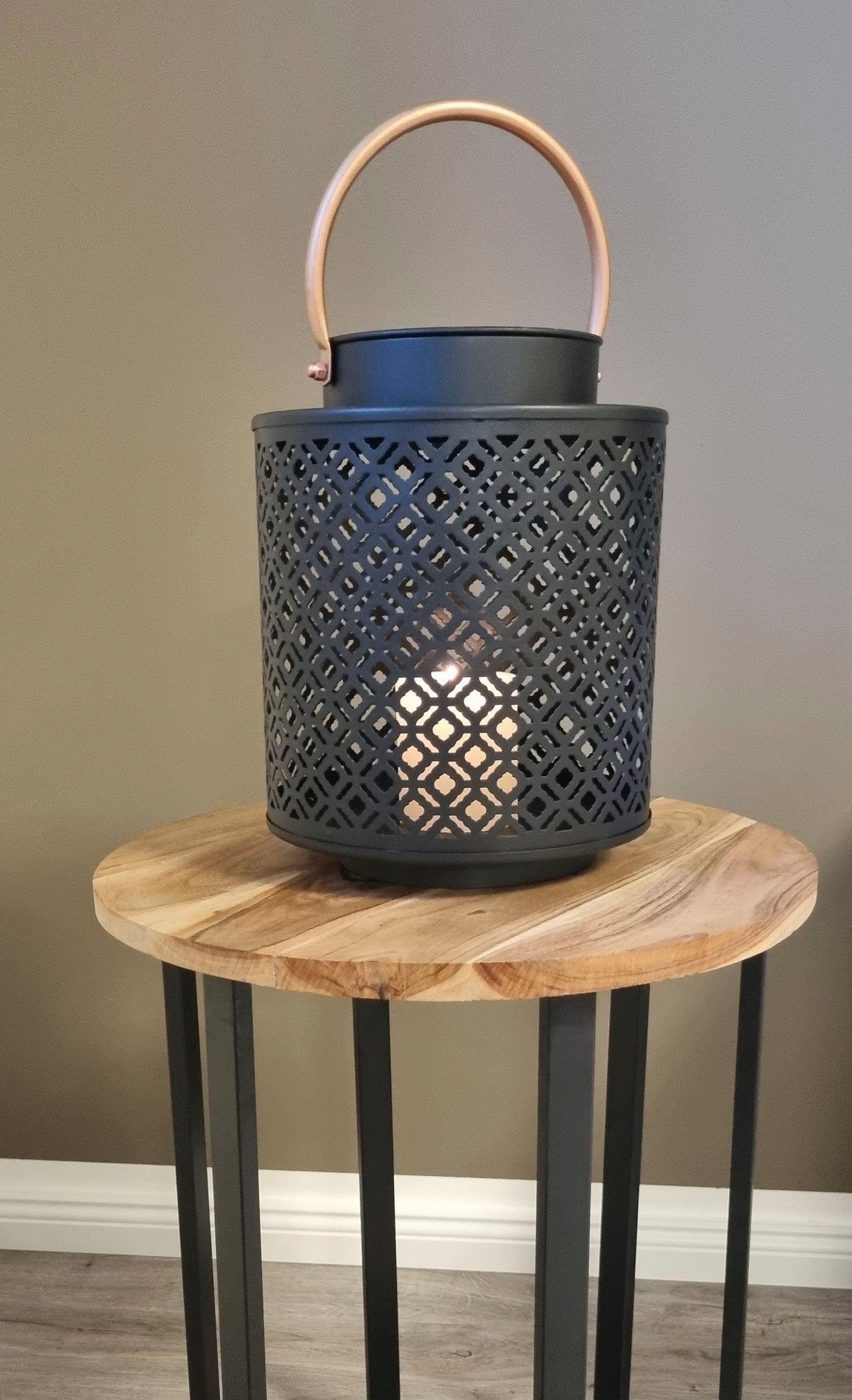 Ambiente Haus Lantaarn met kaars Kandelaar van poedergecoat metaal Lantaarn met handvat - hoogte ca. 38 cm (1 stuk)