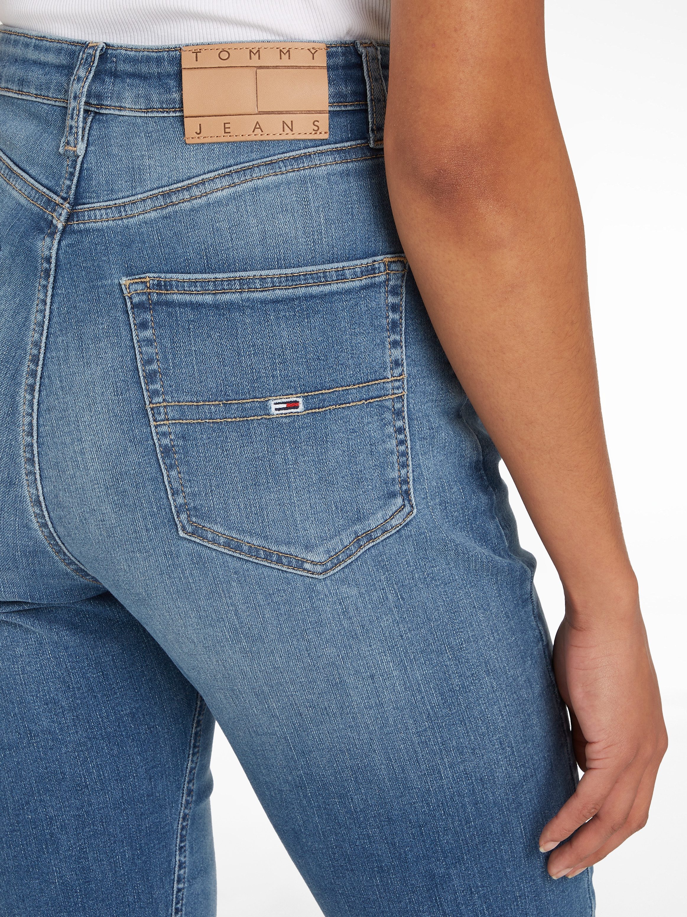 TOMMY JEANS Straight jeans JULIE High Waist Straight Jeans Rechtdoor gesneden denim jeans met hoge taille en Tommy logo-badge