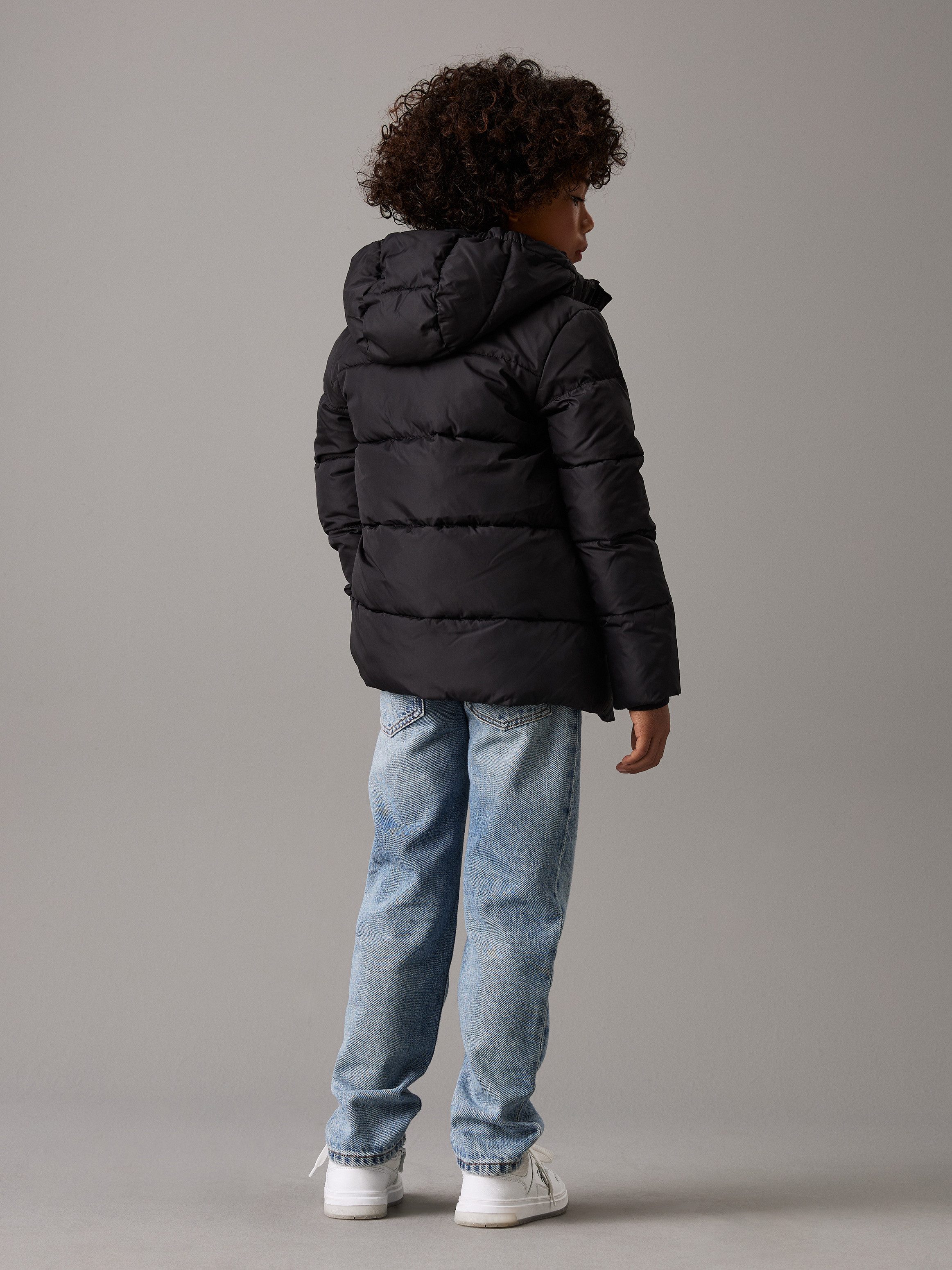 Calvin Klein Winterjack ESSENTIAL PUFFER JACKET voor kinderen tot 16 jaar en calvin klein merklabel