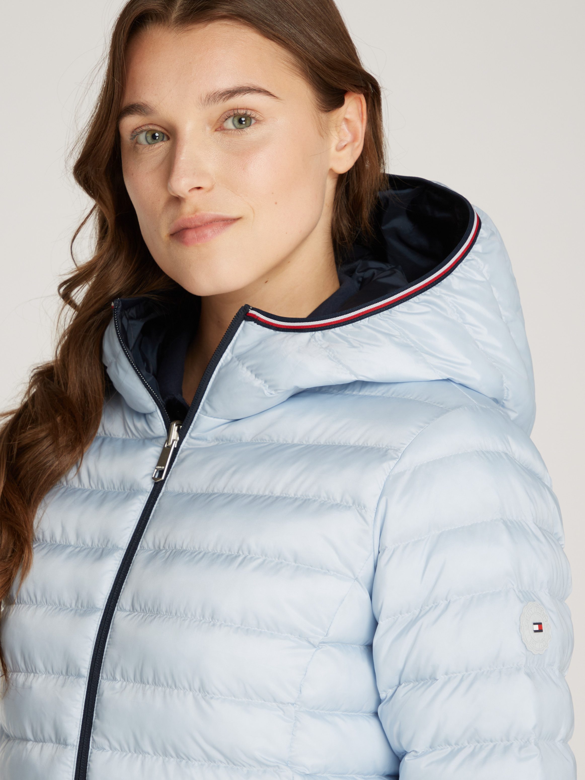 Tommy Hilfiger Gewatteerde jas REVERSIBLE LW PADDED JACKET met omkeerbare draagmogelijkheid lichte vulling logo-patch
