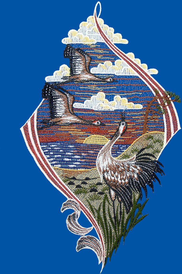 W. Reuter & Sohn - Plauener Spitze® Raamdecoratie "kraanvogels" in kleur