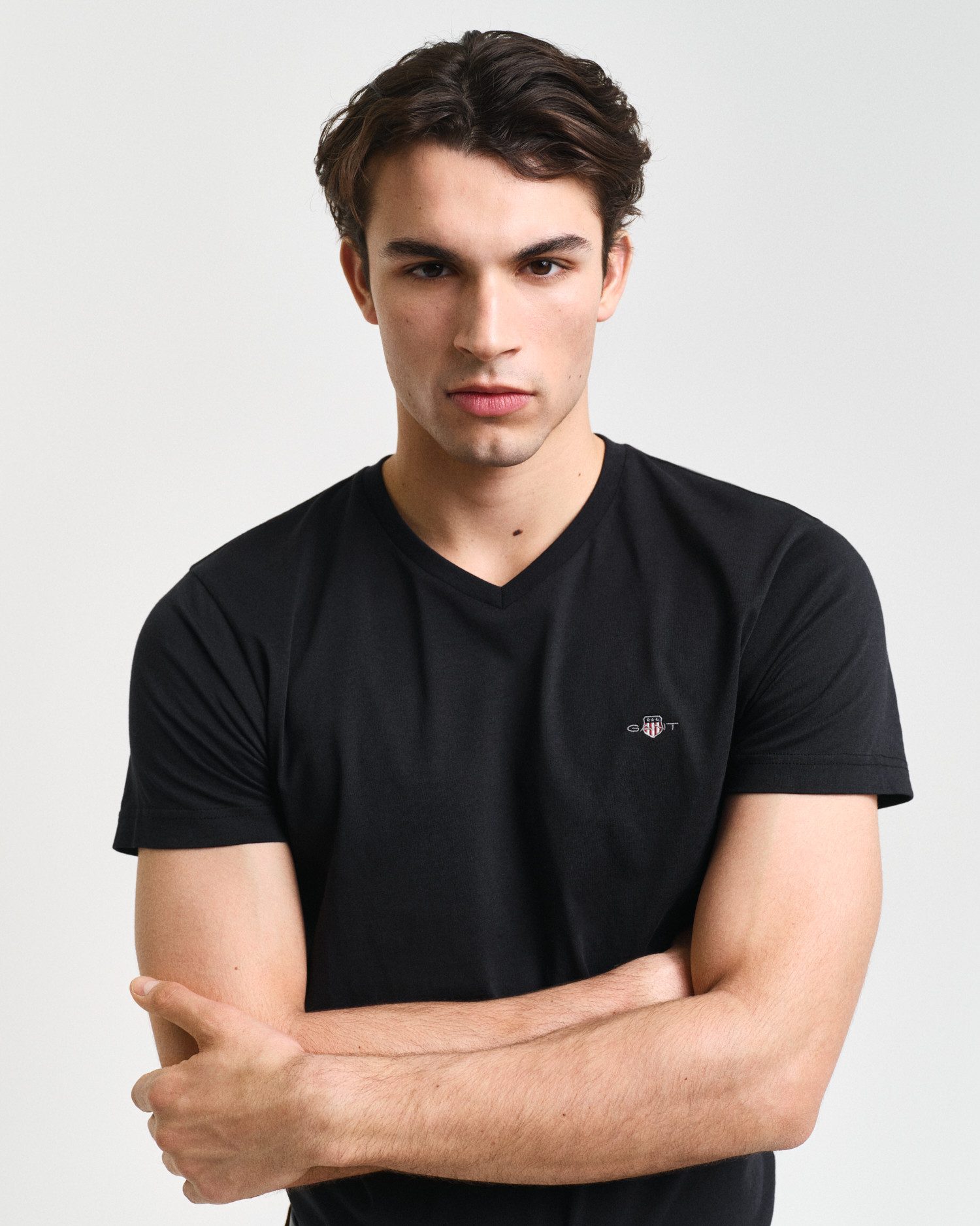 Gant T-shirt SLIM SHIELD V-NECK T-SHIRT met een klein geborduurd logo op de borst