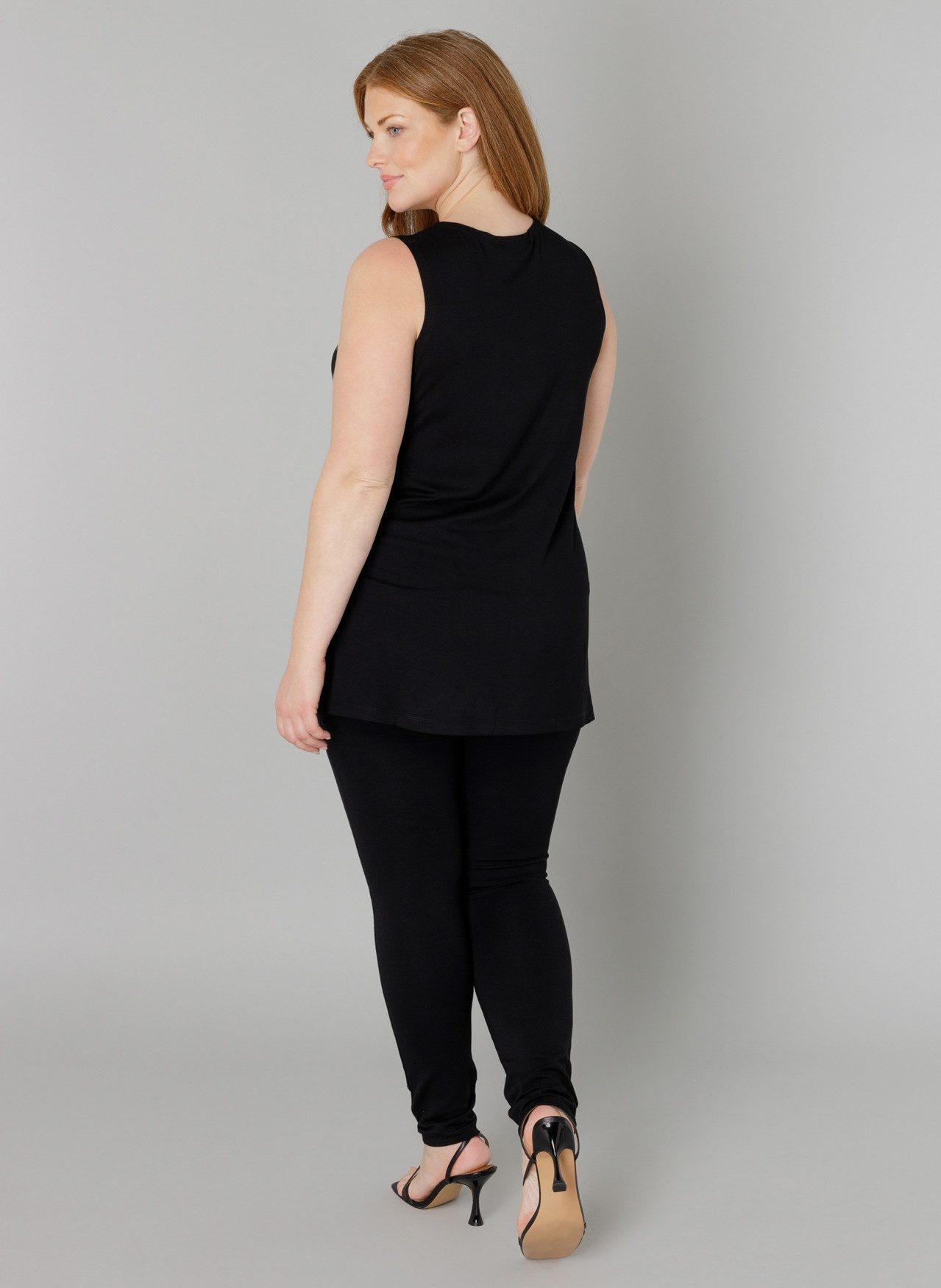 Base Level Curvy Top Over de heupen vallend model met splitjes bij de zoom