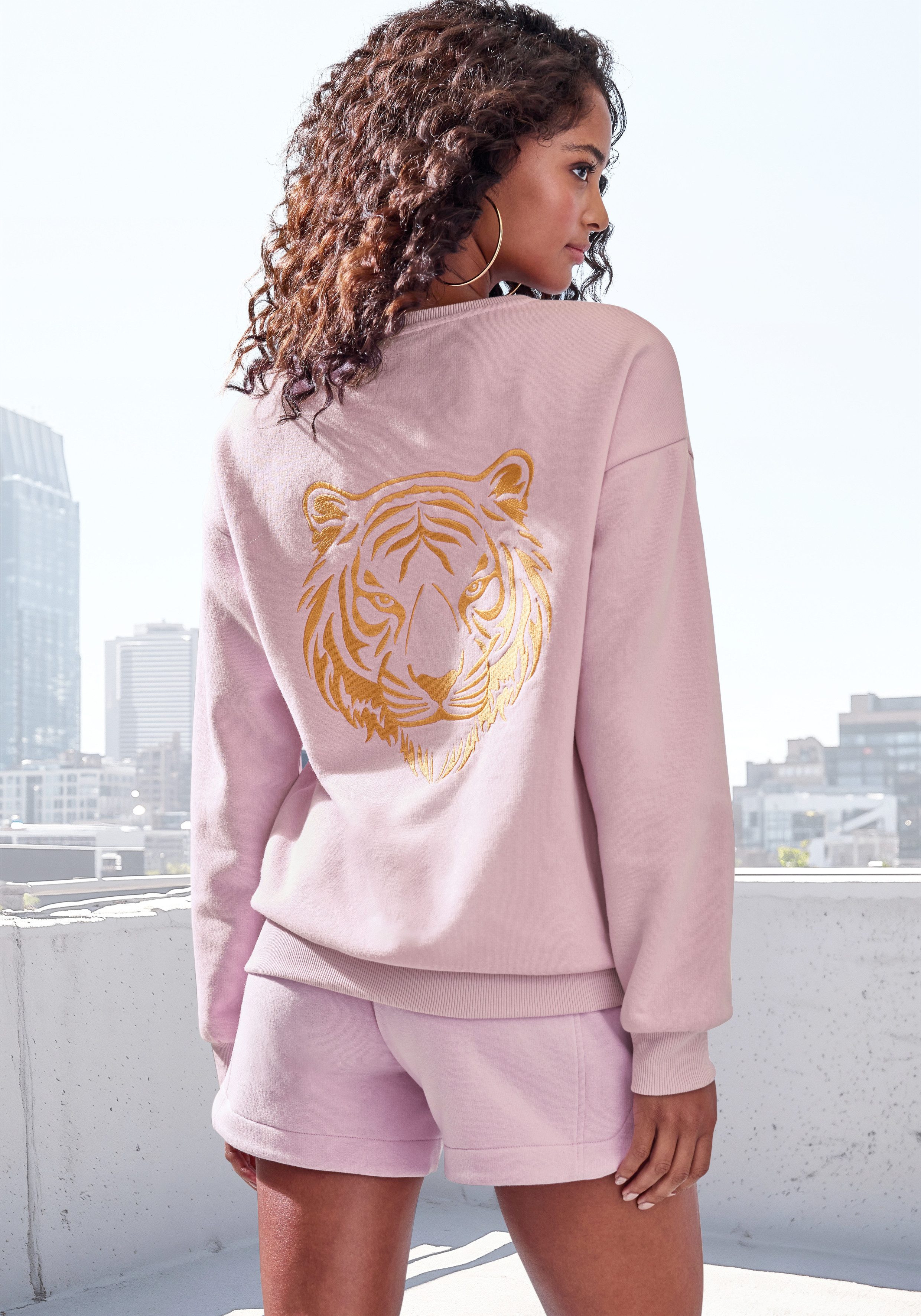 Buffalo Sweater met geweldig borduurwerk op de achterkant