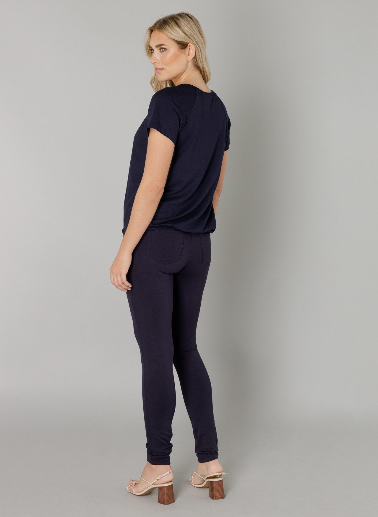 Base Level T-shirt Yona met plooien bij de hals en een elastische tailleband