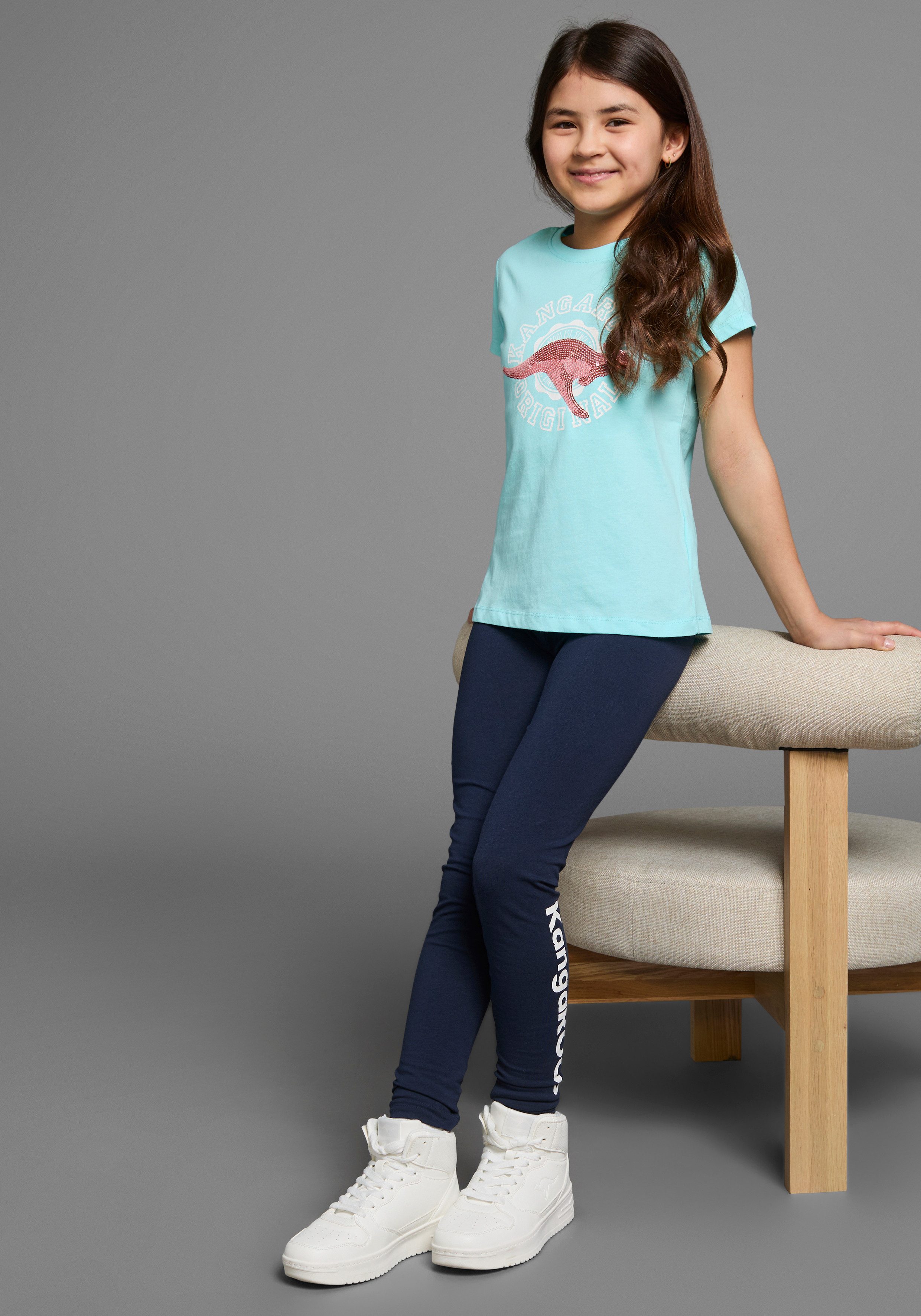 KangaROOS T-shirt Met paillettenapplicatie Korte mouwen, getailleerde snit, met logoprint en pailletten