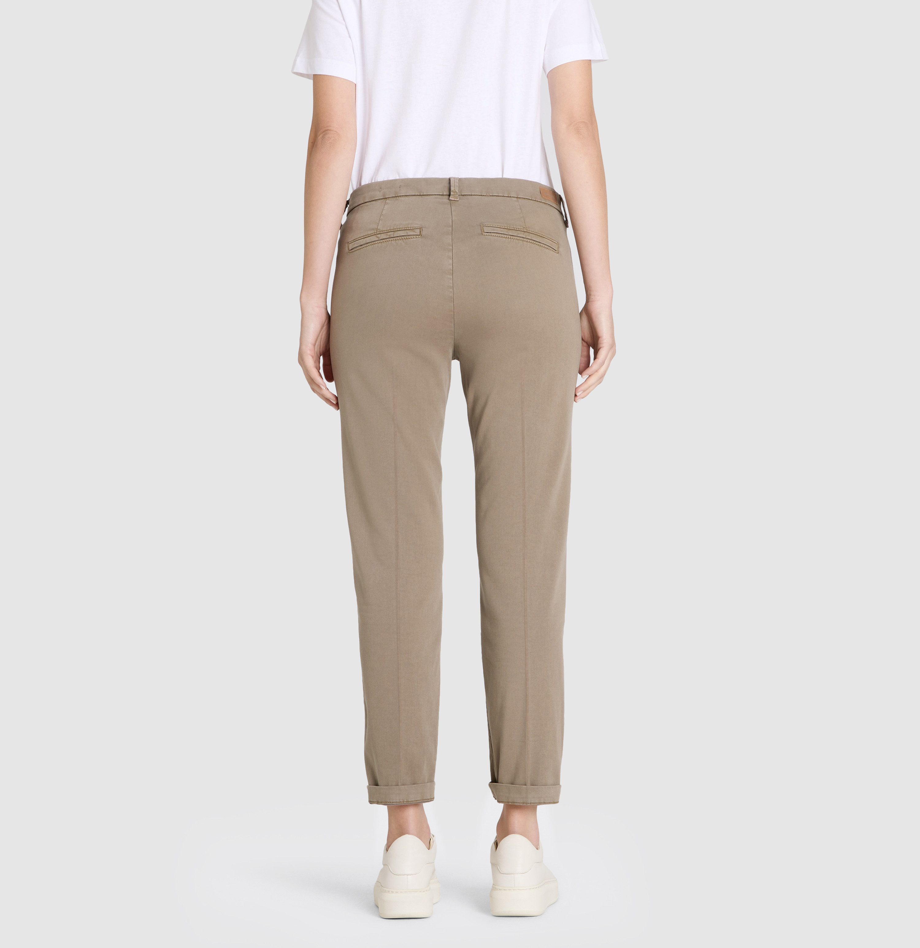 MAC Chino turn up met subtiele glans, elegant en sportief tegelijk