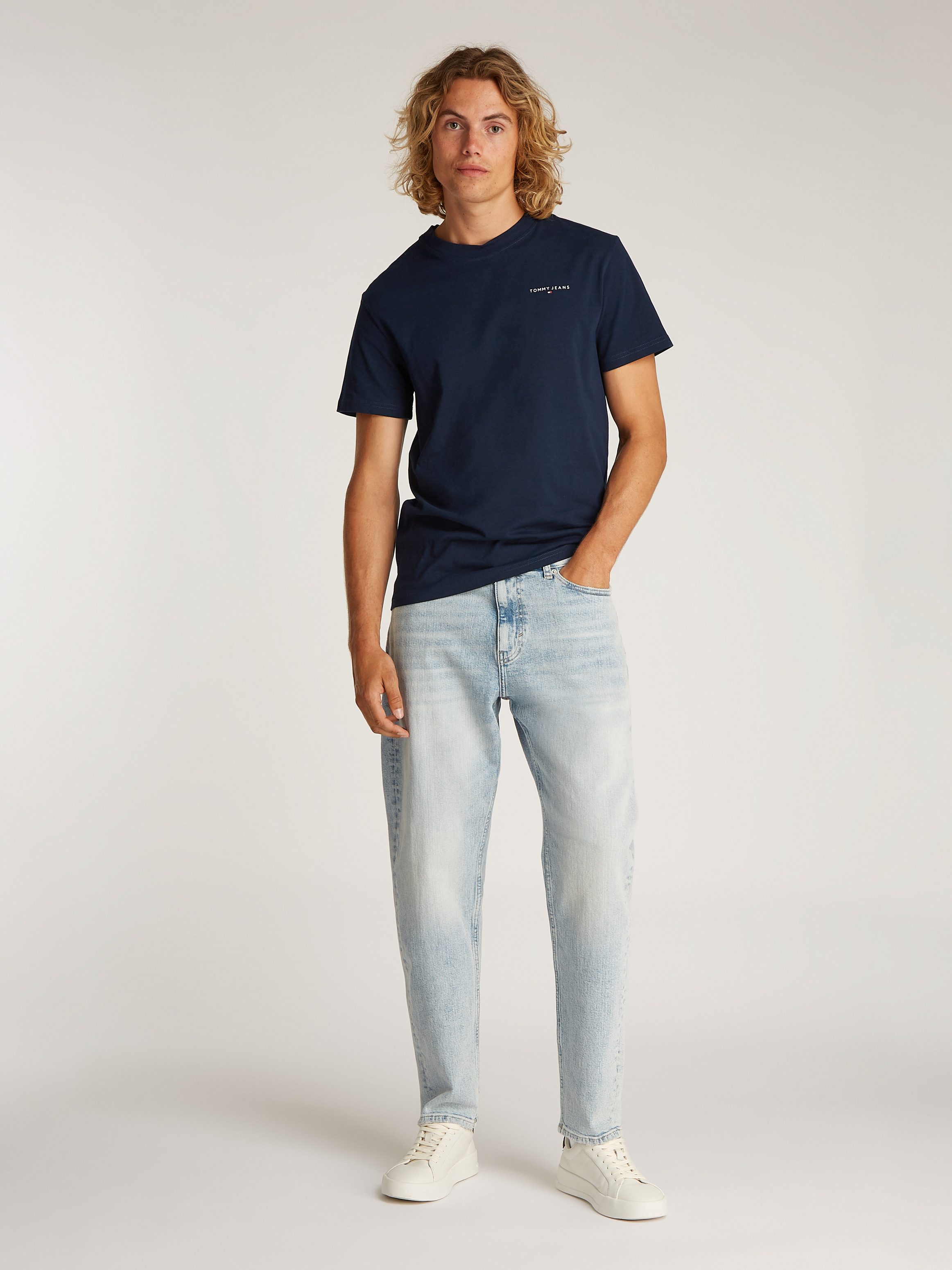 Tommy Jeans Plus Shirt met ronde hals TJM SLIM LINEAR CHEST SS TEE EXT