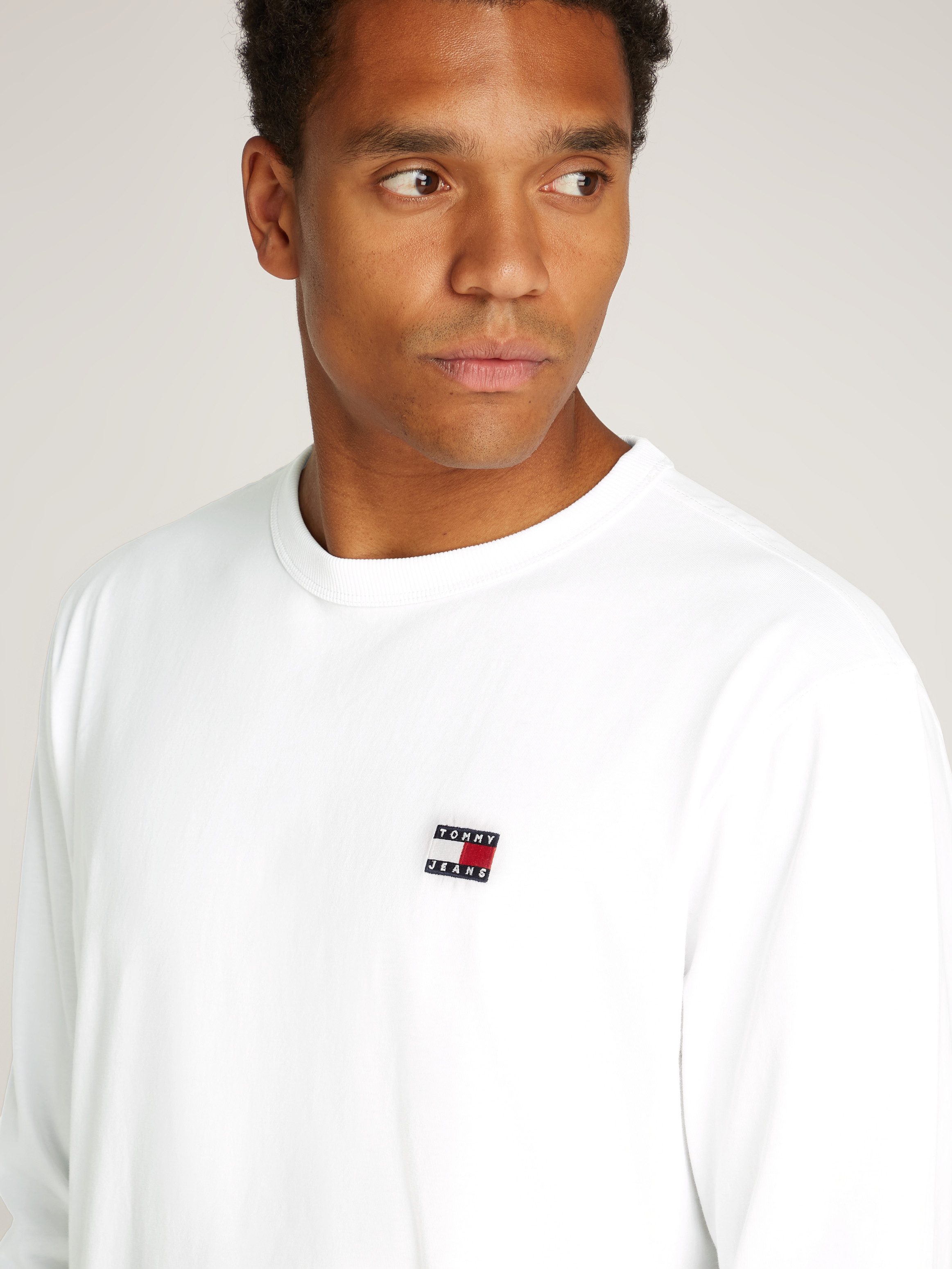 TOMMY JEANS Shirt met lange mouwen TJM REG BADGE LS TEE met borduursel