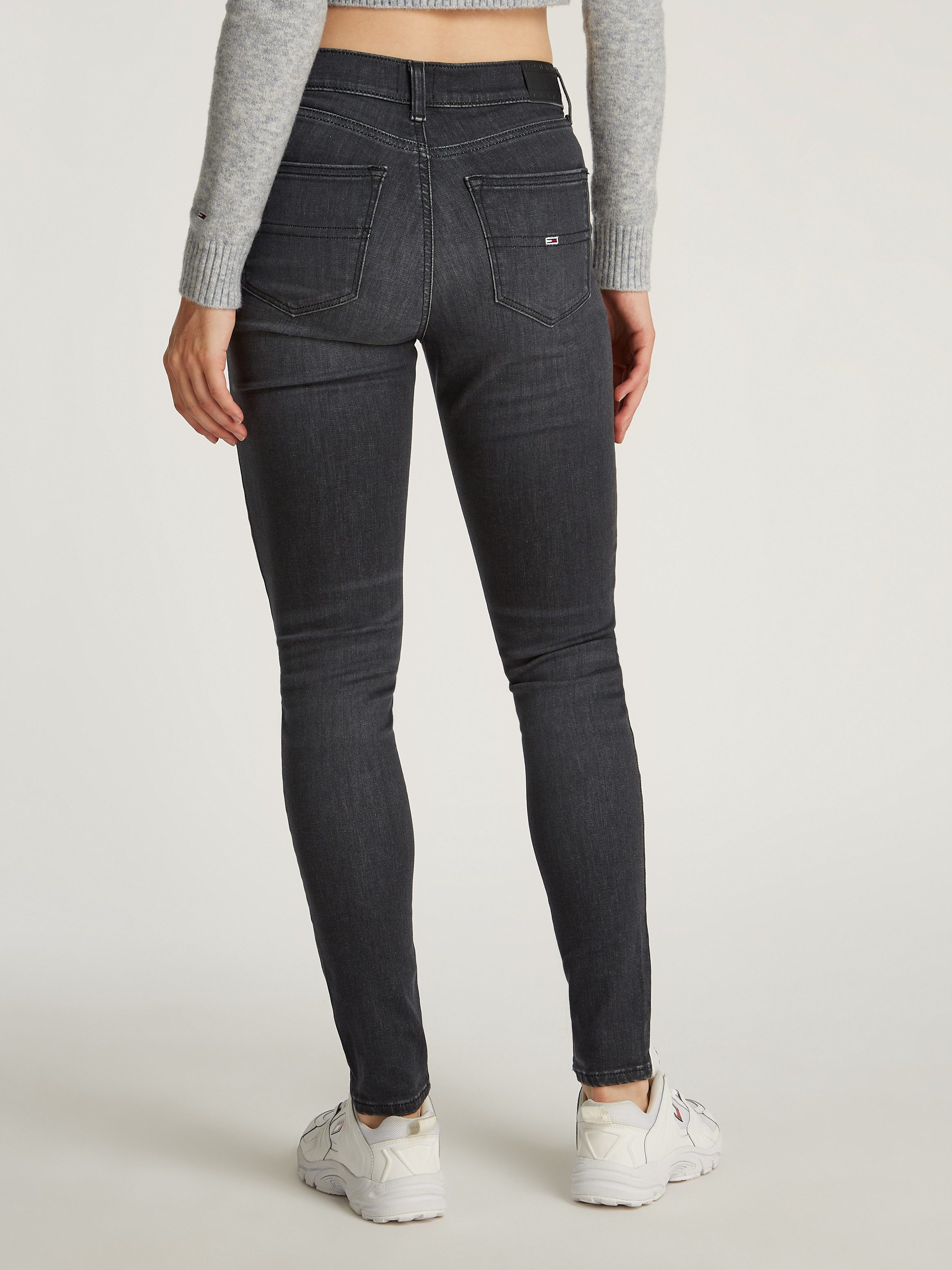 TOMMY JEANS Skinny fit jeans Nora Mid Rise Skinny Fit met wasbeurt met logo-badge