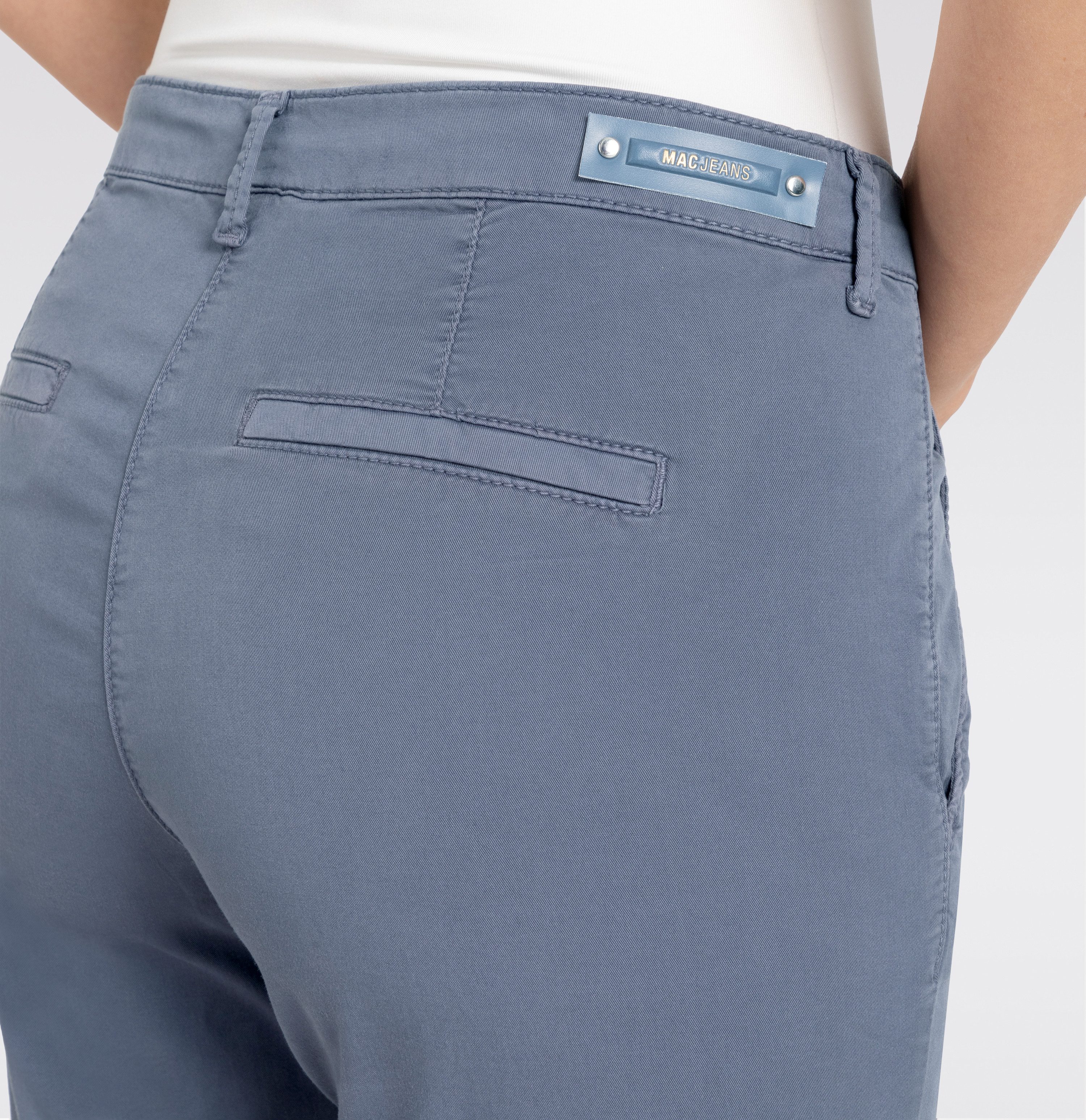 MAC Chino turn up met subtiele glans, elegant en sportief tegelijk