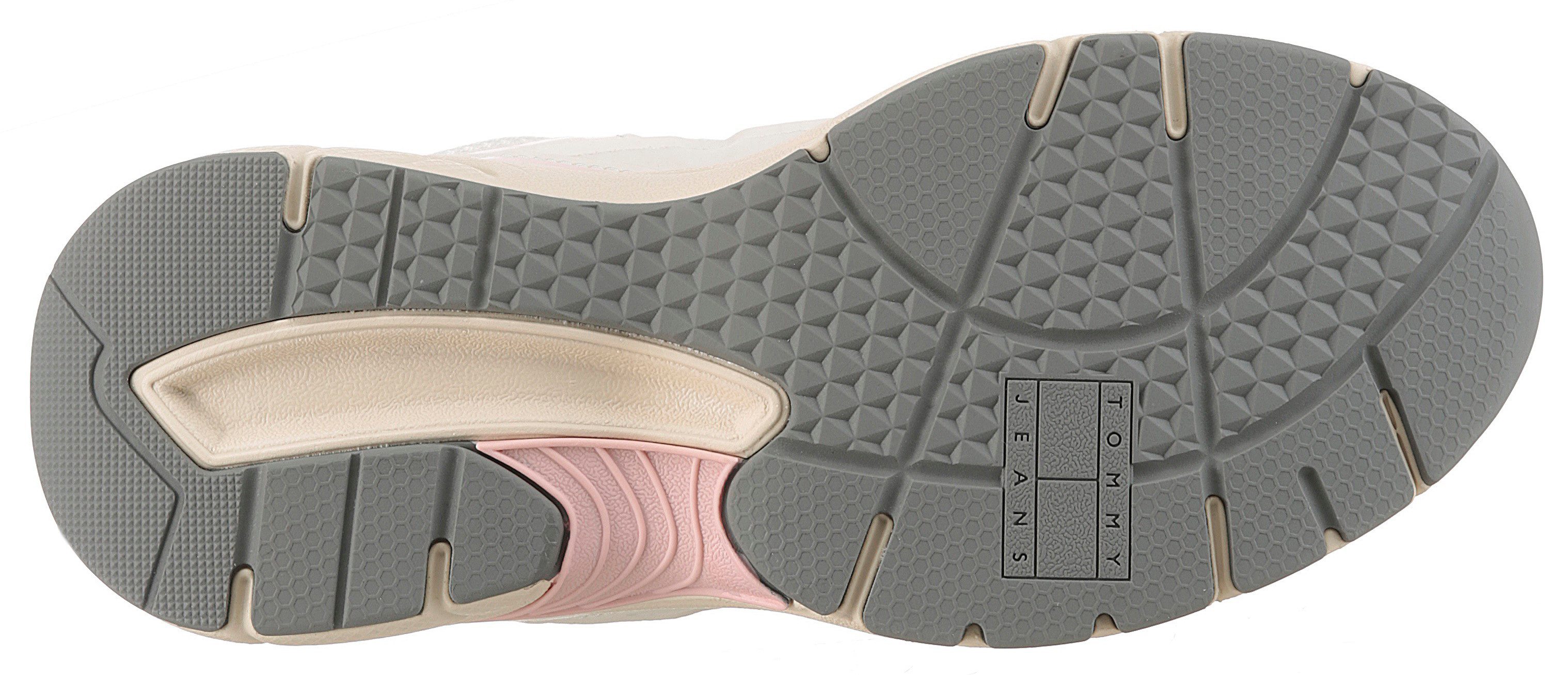 TOMMY JEANS Sneakers met sleehak ARCHIVE'25 , plateau, vrijetijdsschoen, lage schoen, veterschoen met contrastafwerking