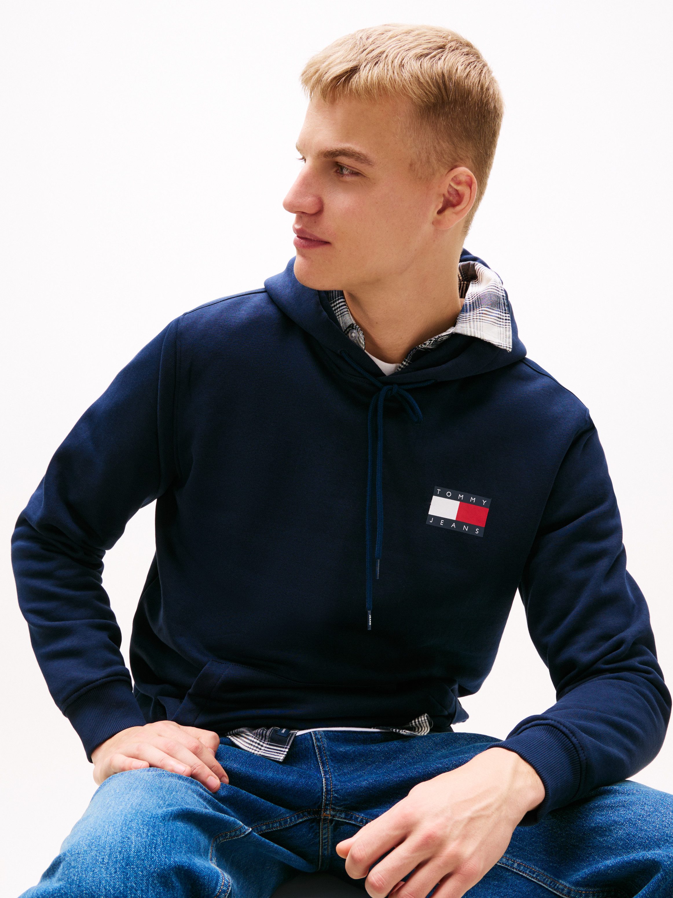 TOMMY JEANS Sweatshirt TJM REG ESSENTIAL FLAG HOOD EXT met bedrukte merklogo op borsthoogte