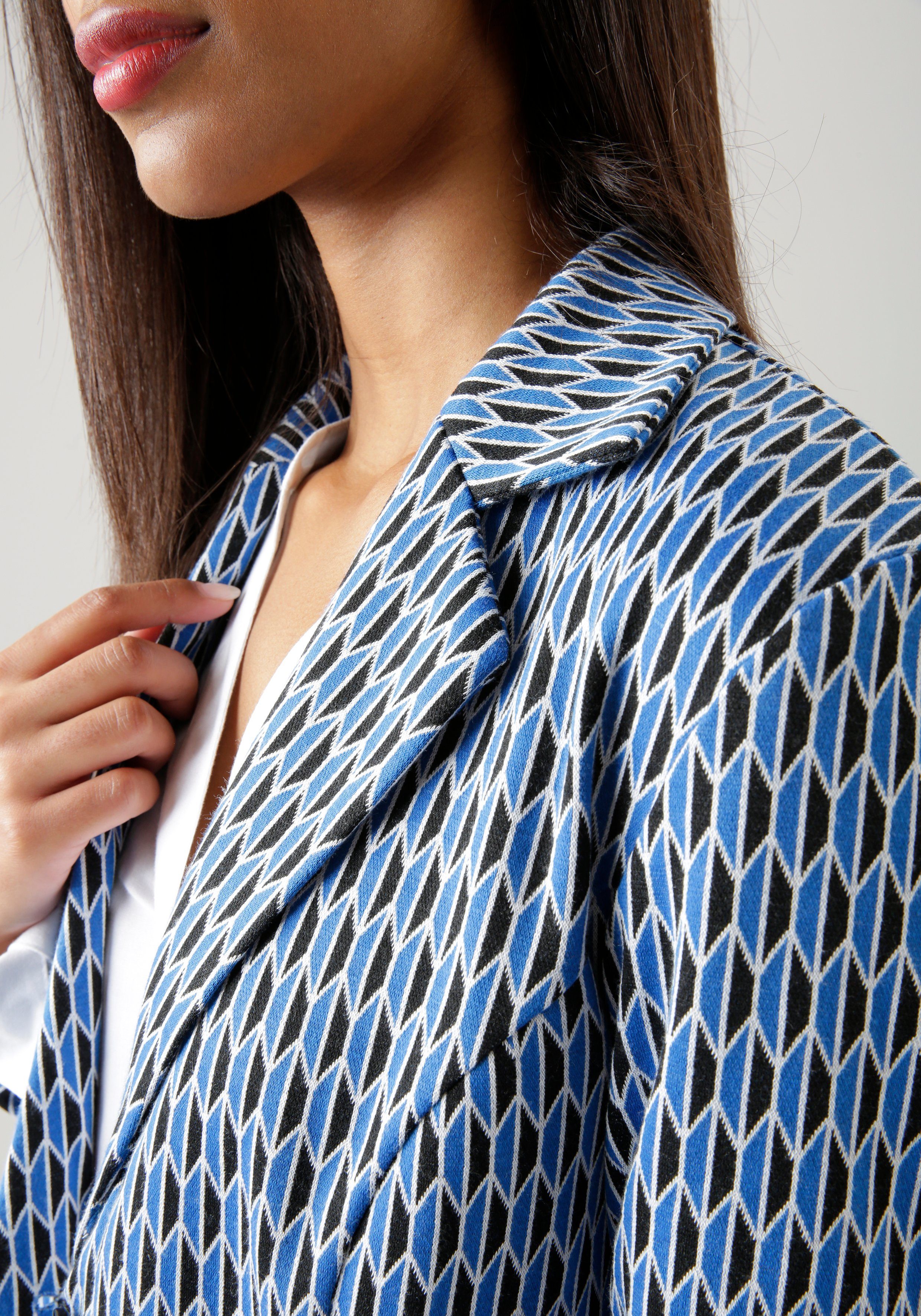 Aniston SELECTED Korte blazer met grafisch all-over motief