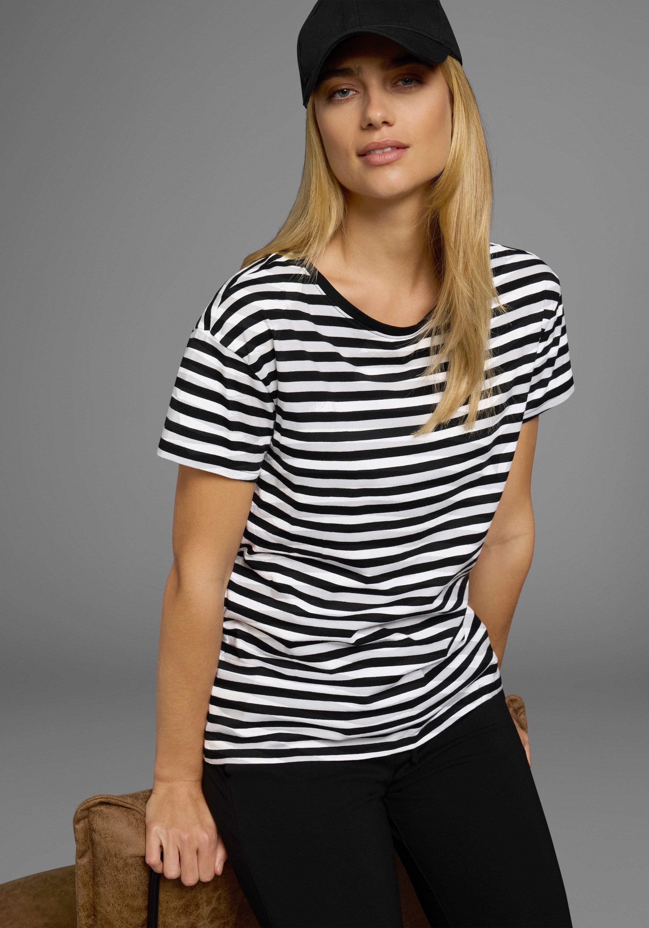 AJC T-shirt Korte mouwen, getailleerde snit, gestreept, ronde hals