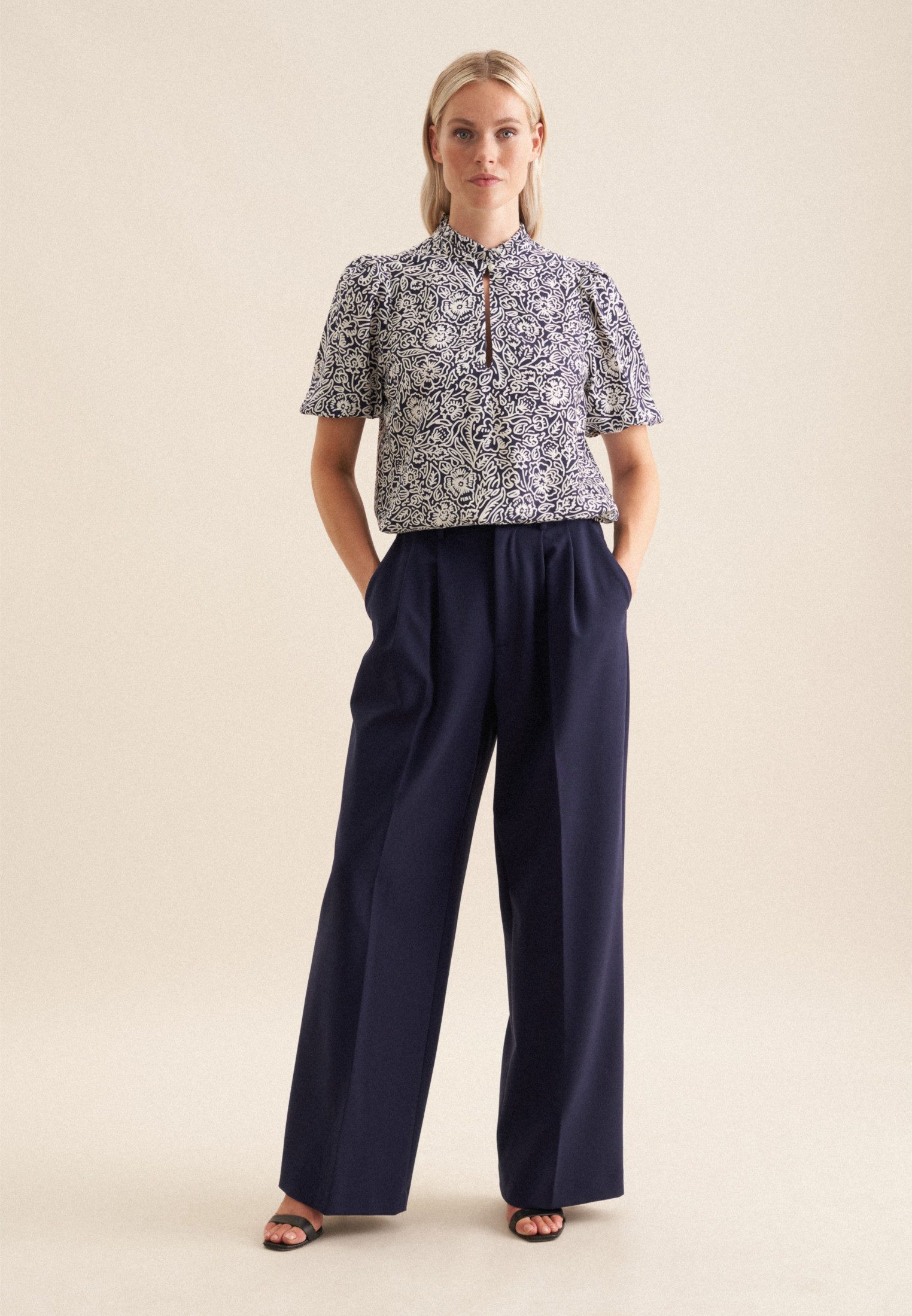 seidensticker Shirtblouse Zwarte roos Korte mouwen ronde hals in bloemmotief