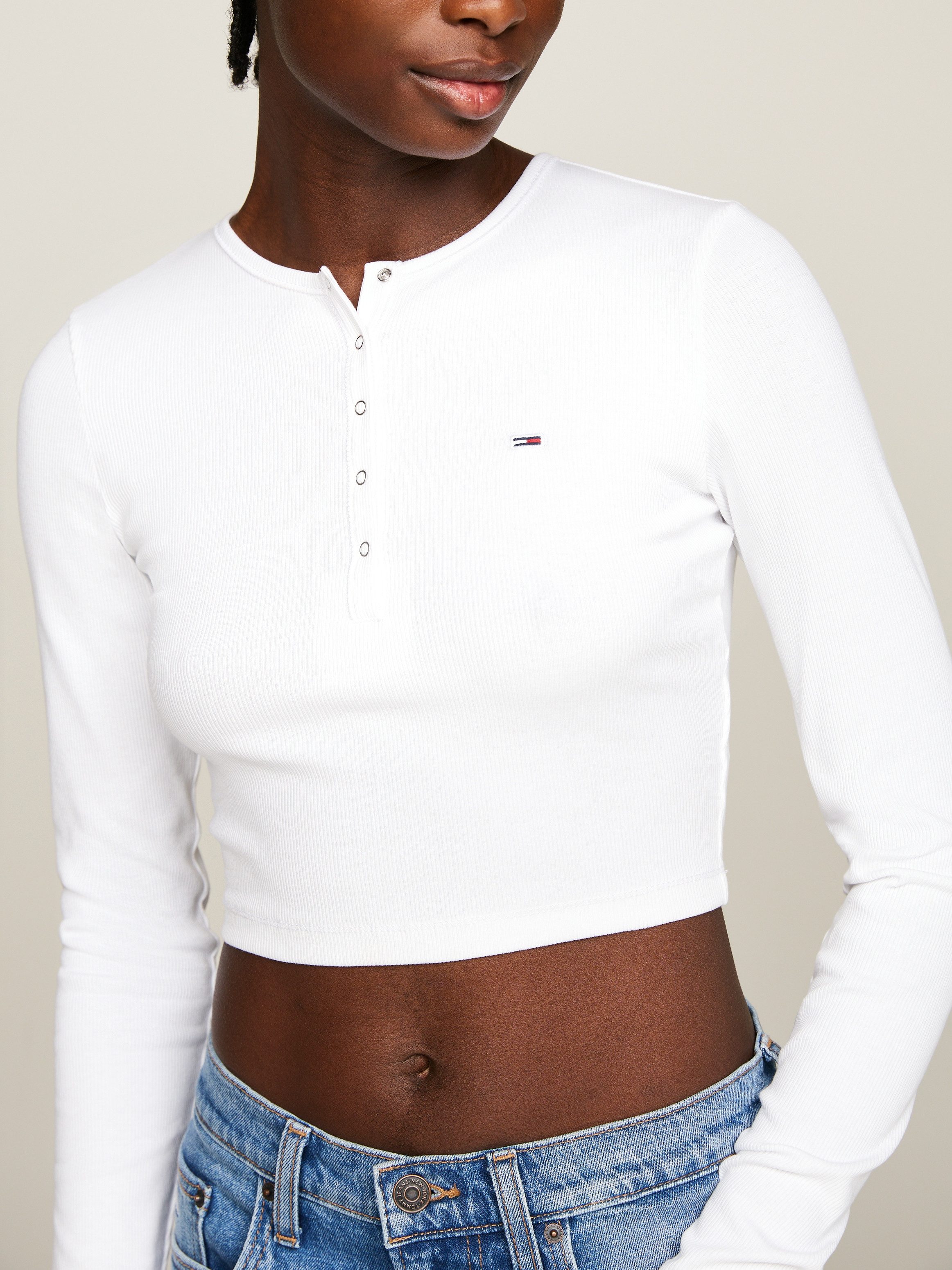 TOMMY JEANS Shirt met lange mouwen TJW CRP HENLEY TOP LS in modieuze cropped vorm