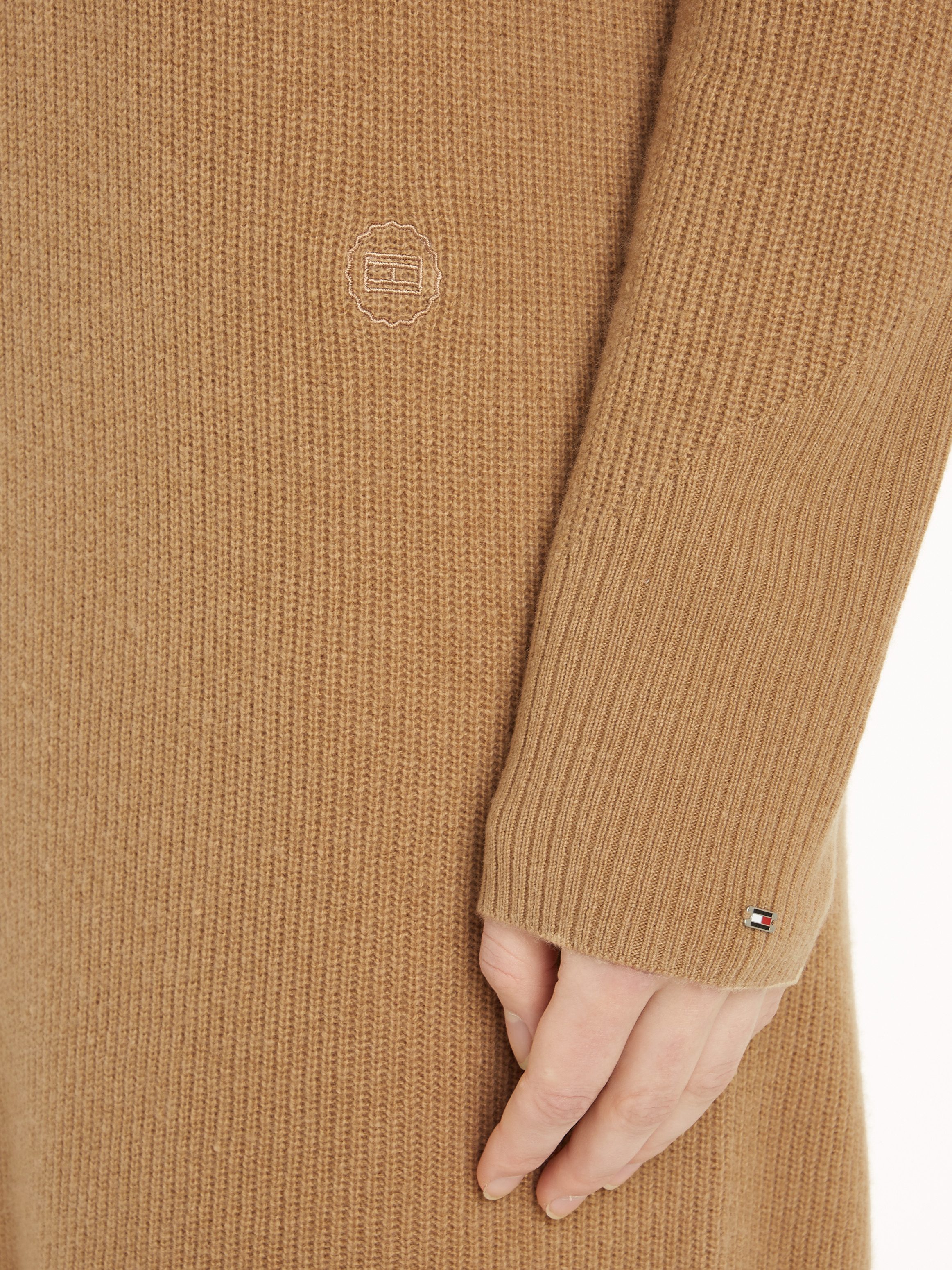 Tommy Hilfiger Gebreide jurk WOOL CASH ROLL-NK LONG DRESS met logo-borduursel, in riblook