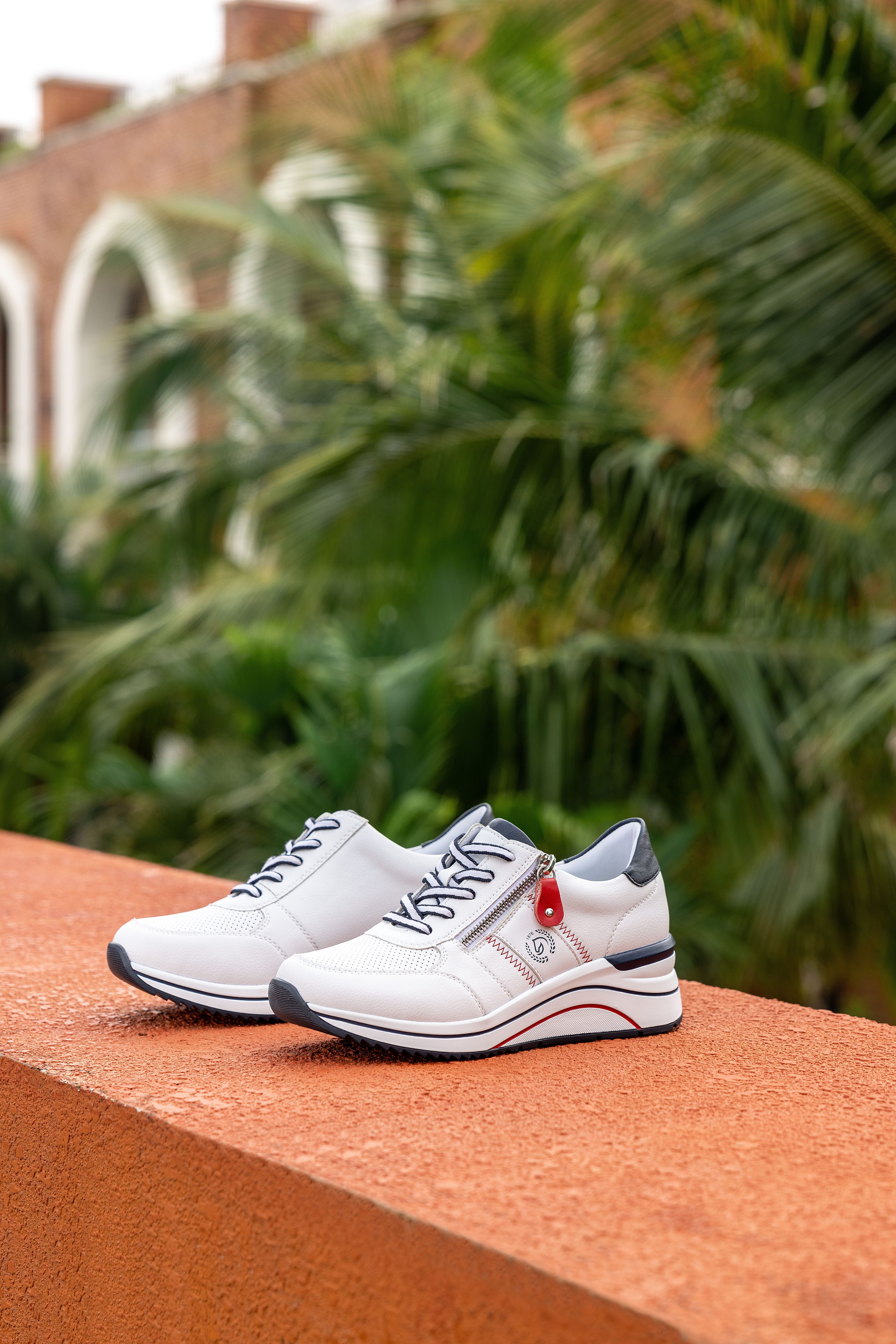 Remonte Sneakers met sleehak , vrijetijdsschoen, lage schoen, veterschoen met metallic contrastaccenten