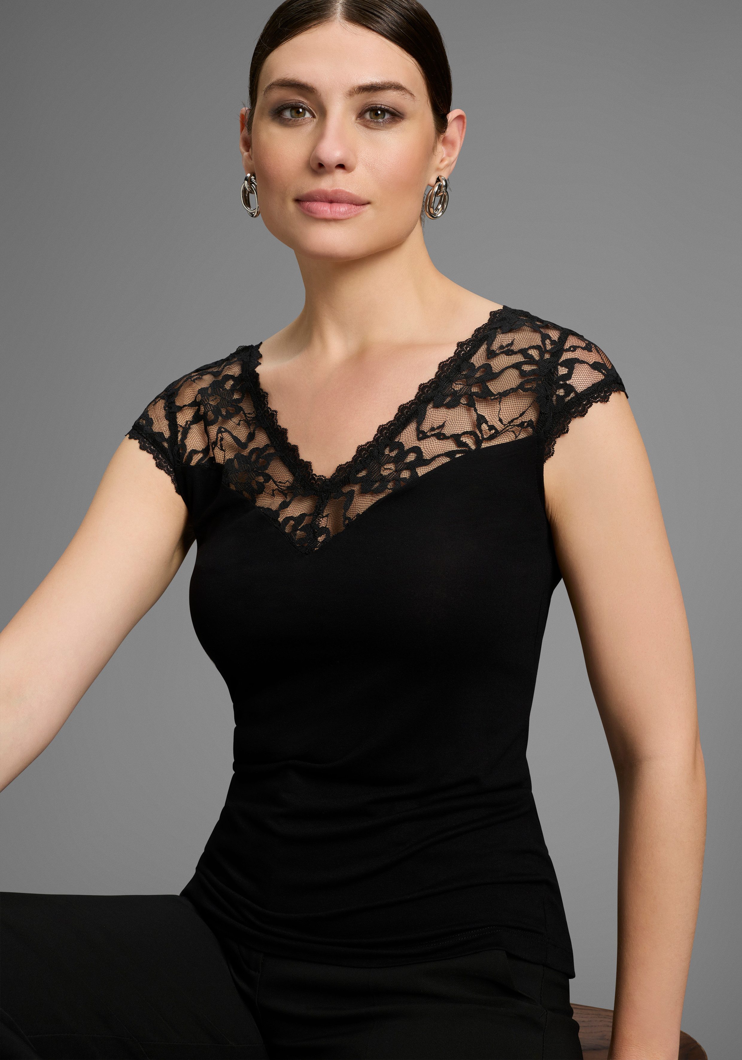 Melrose Kanten shirt getailleerde snit, elastisch materiaal, met kantband