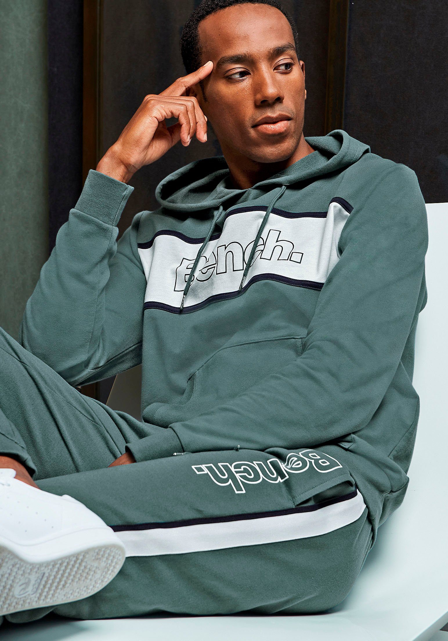 NU 20% KORTING: Bench. Hoodie met kangoeroezak