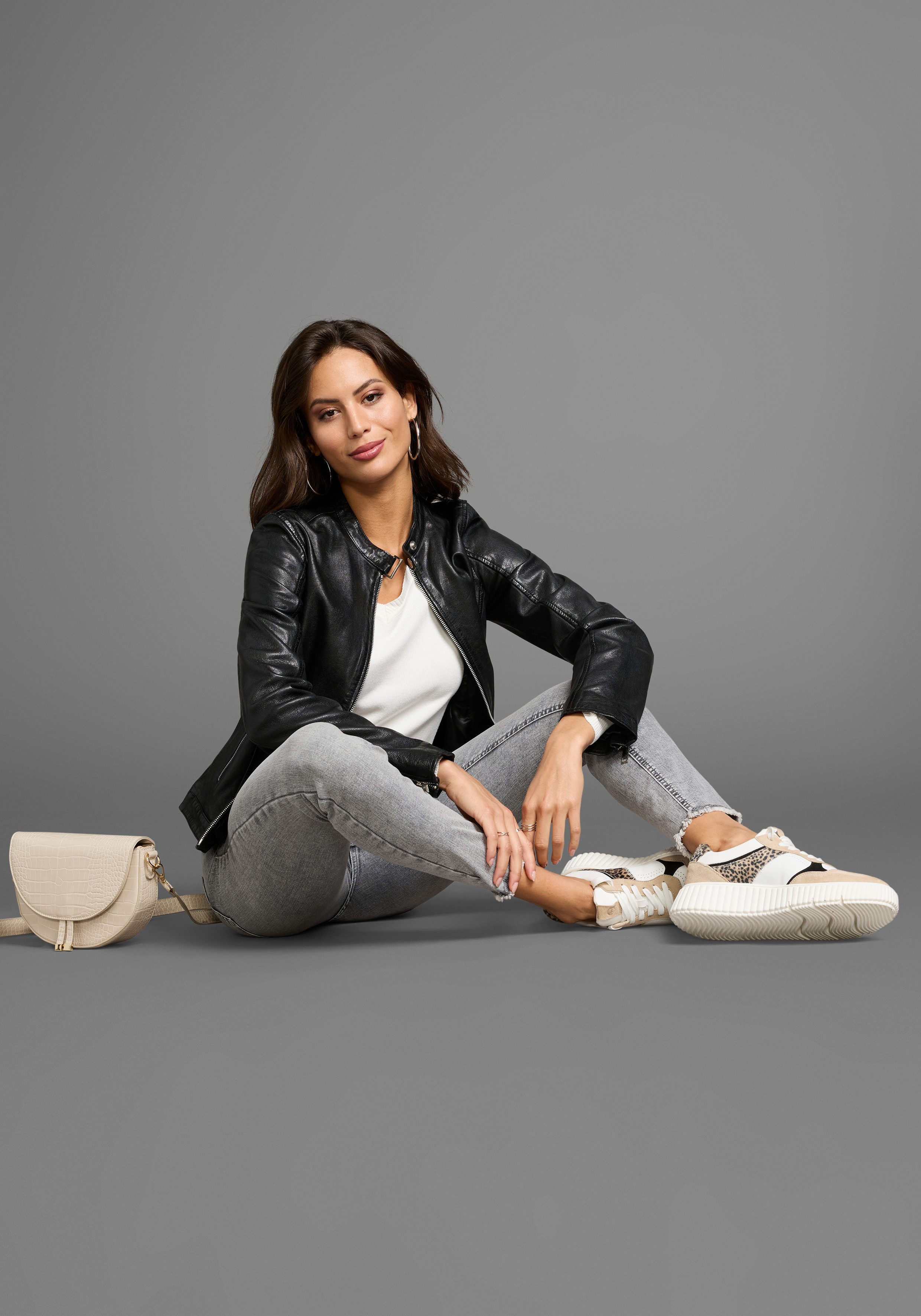 Laura Scott Trui met V-hals met kant in de ruguitsnijding