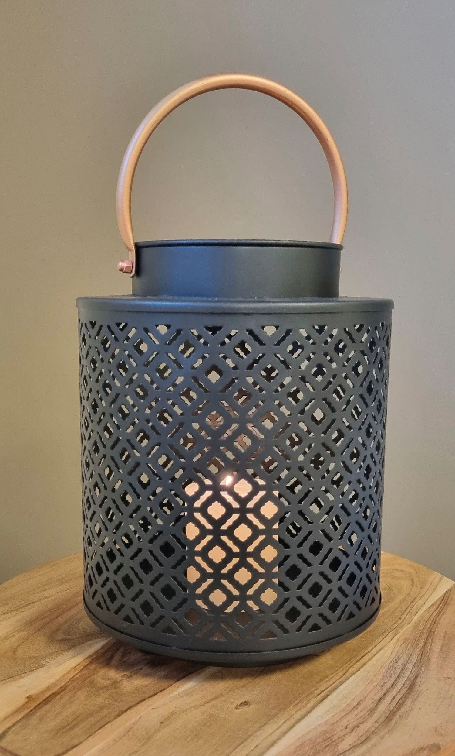 Ambiente Haus Lantaarn met kaars Kandelaar van poedergecoat metaal Lantaarn met handvat - hoogte ca. 38 cm (1 stuk)