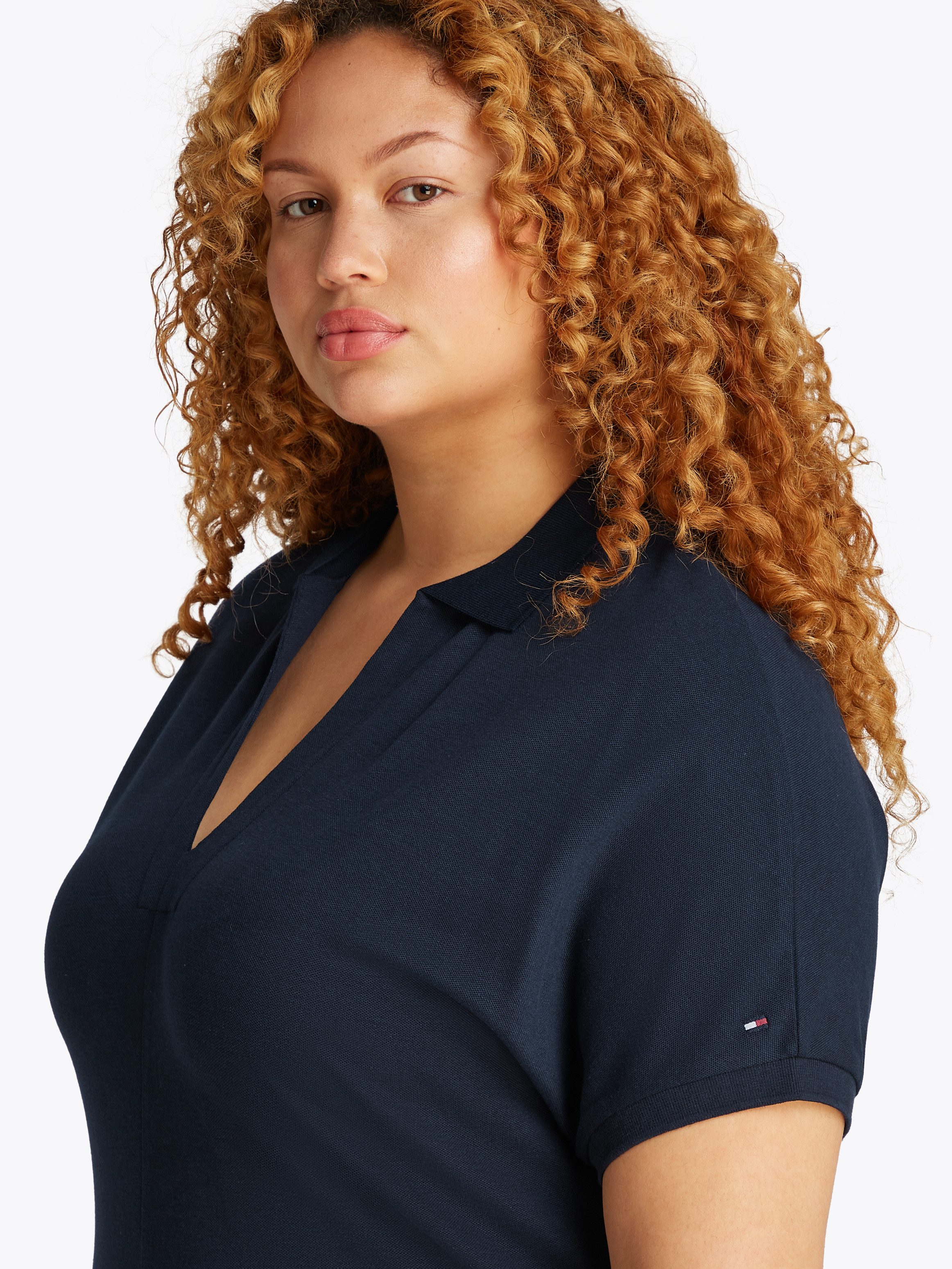 Tommy Hilfiger Curve Midi-jurk CRV LYOCELL OPEN-NK MIDI DRESS in grote maten, logoborduursel, v-hals