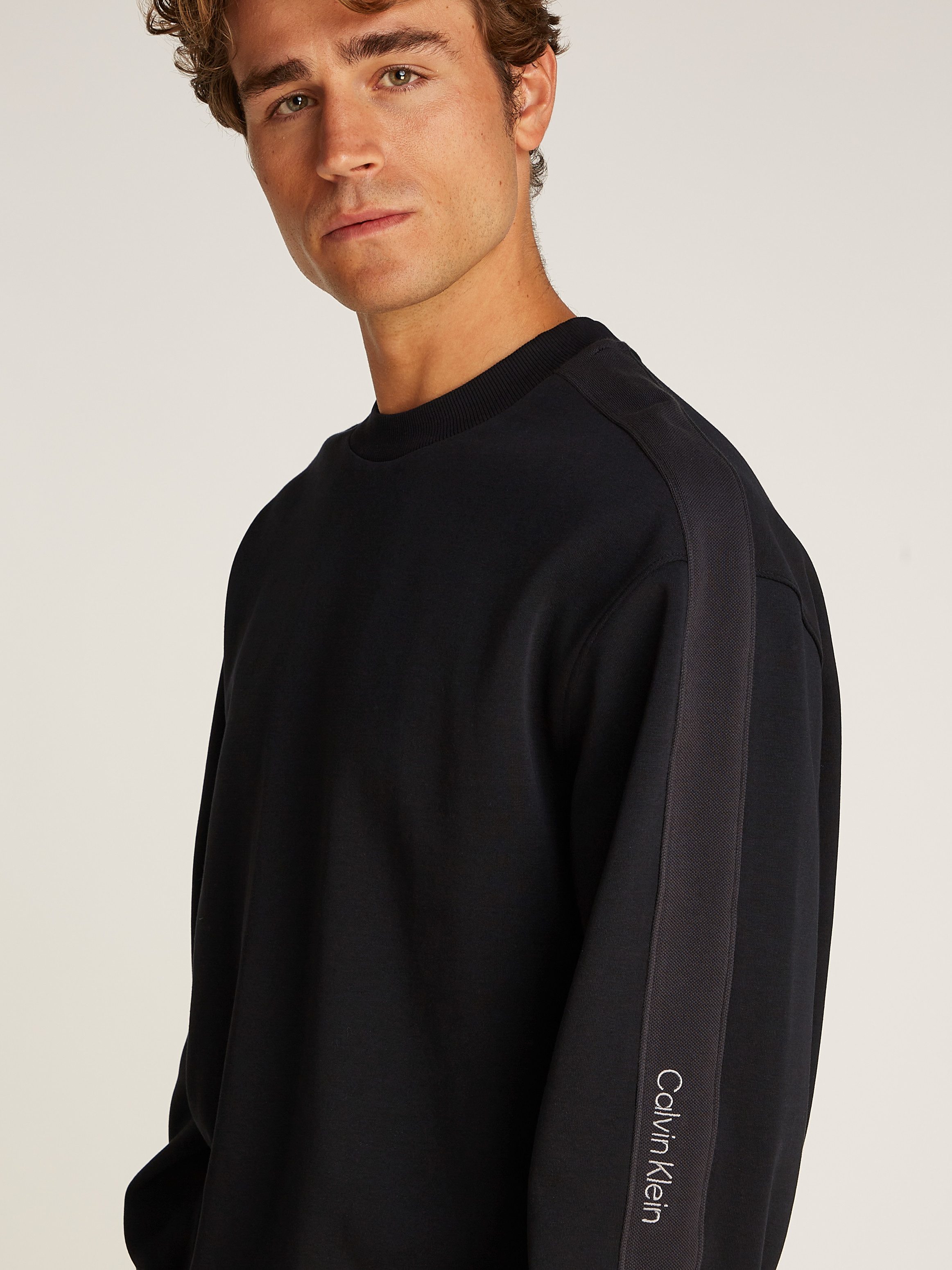 Calvin Klein Sweatshirt LOGO TAPE CREW NECK met logo-band aan de mouwen
