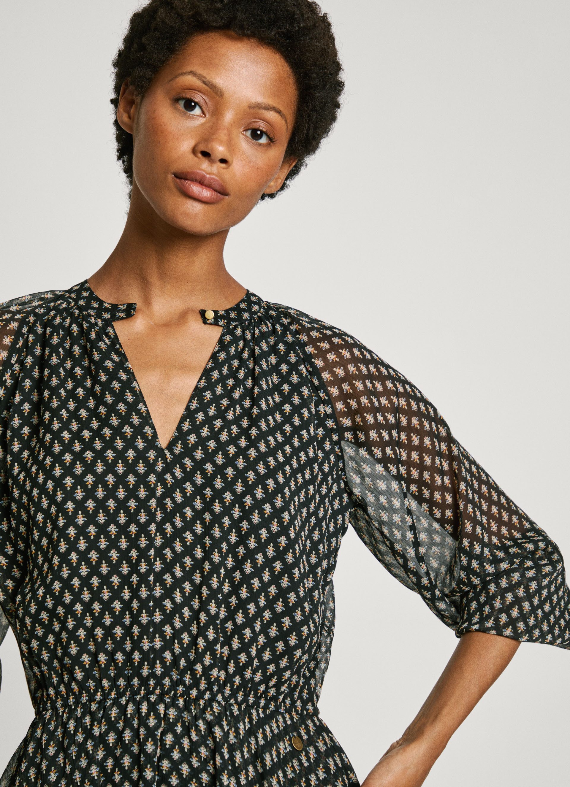 Pepe Jeans Gedessineerde jurk Salina met lange, halftransparante mouwen
