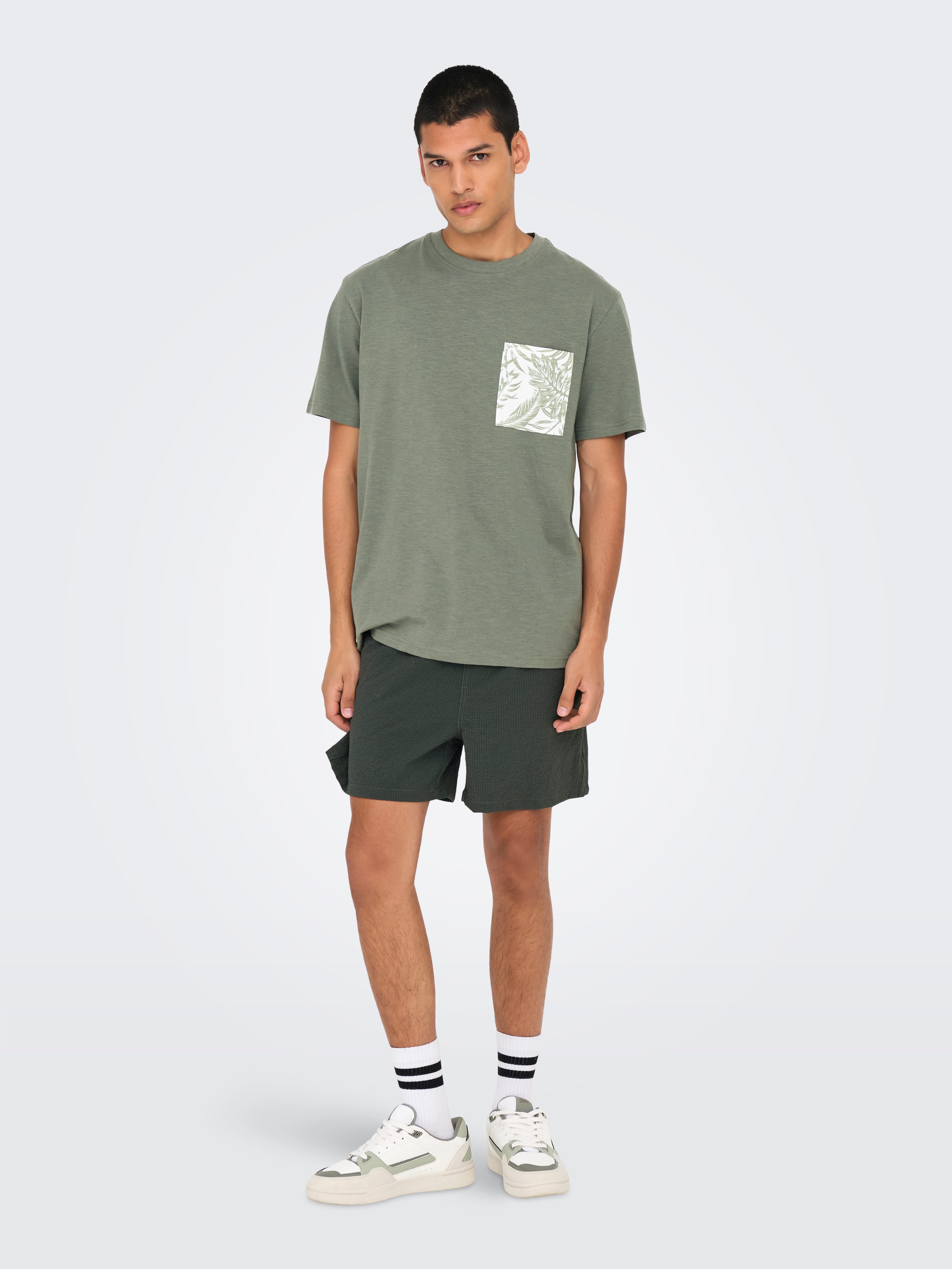 ONLY & SONS Shirt met ronde hals ONSPERRY LIFE REG LEAF POCKETTEE