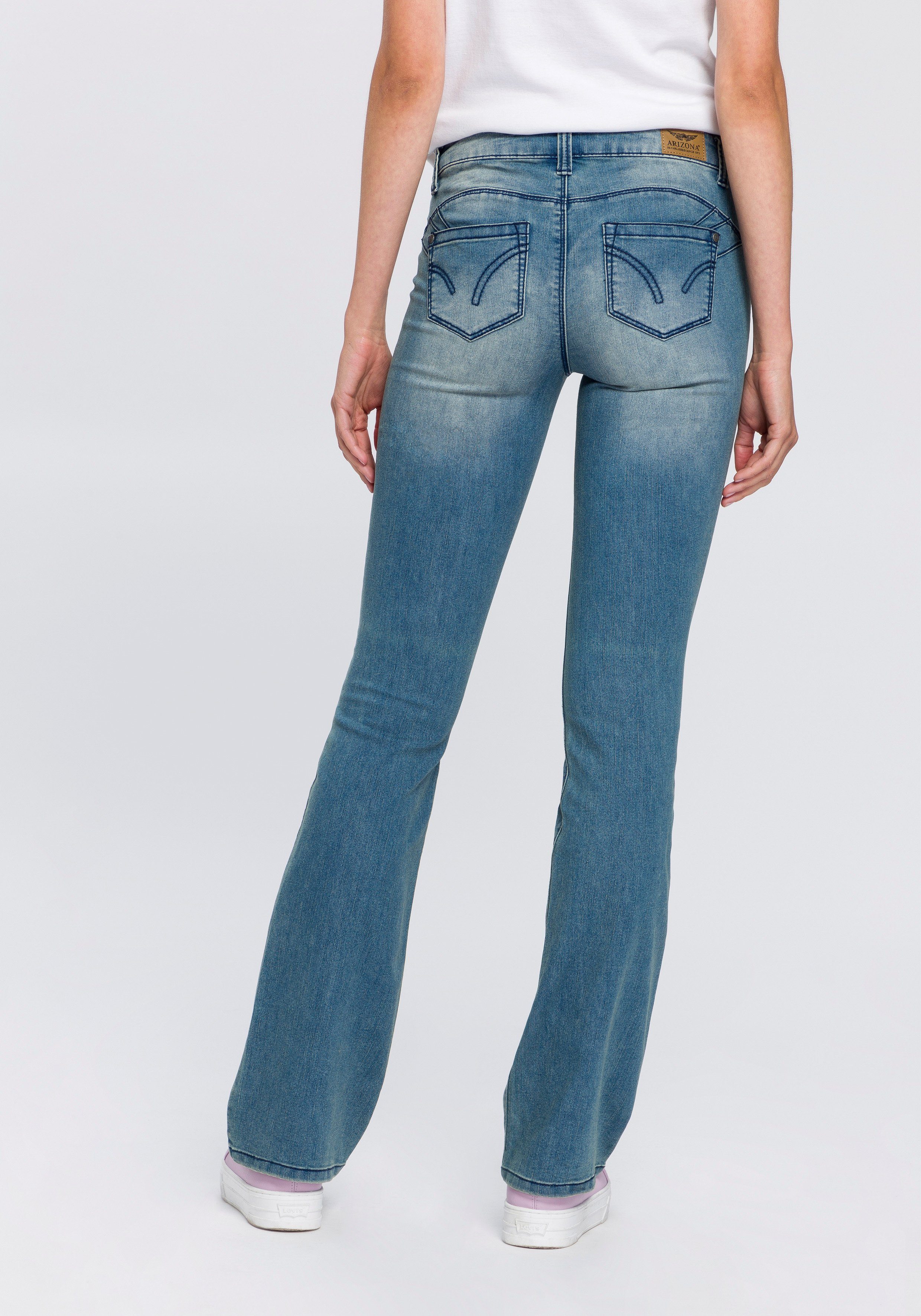 Arizona Bootcut jeans Shaping bootcut, contraststiksels, used-look-wassing, lage taille